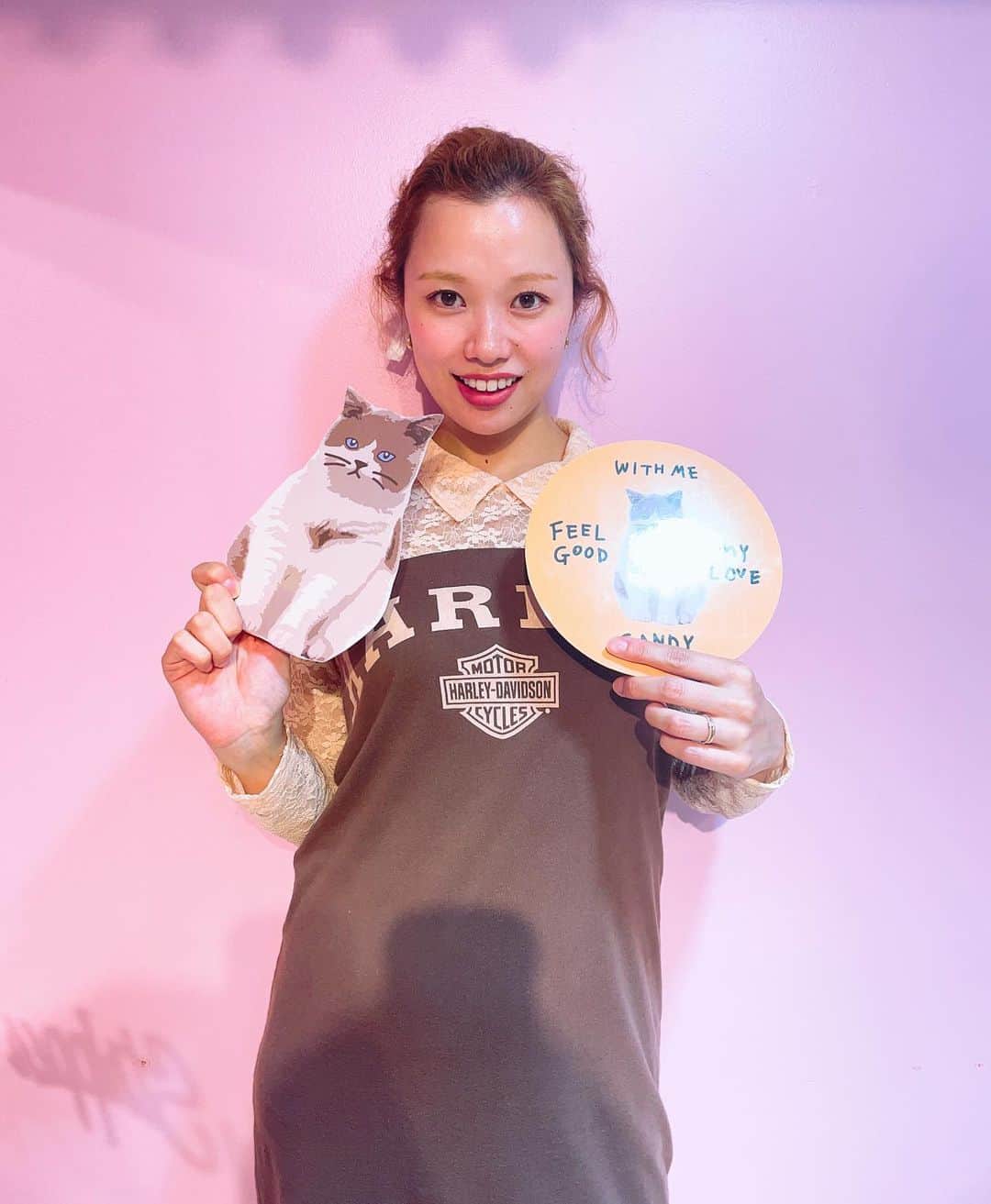 板橋よしえのインスタグラム：「. @candystripper_official 2023 WINTER & EARLY SPRING EXHIBITION 🐱DAY2  Baby👶をお腹に宿した幸せオーラいっぱいの @mikkigiantbaby ちゃん💕 おめでとうだよ～～～😭❤️❤️❤️ 1年前はまだPUNKCAKEがご近所にあって、mikkiちゃんとしょっちゅうバッタリ会えてたなんて🥲感慨深いねって話をしていた！mikkiちゃん❤️ お腹なでなでさせてくれてありがとう～🥹✨」