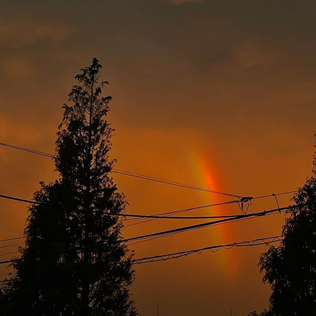 のインスタグラム：「撮影後、タバコ吸いに外出たら変な虹がかかっていた。  #🌈 #虹」