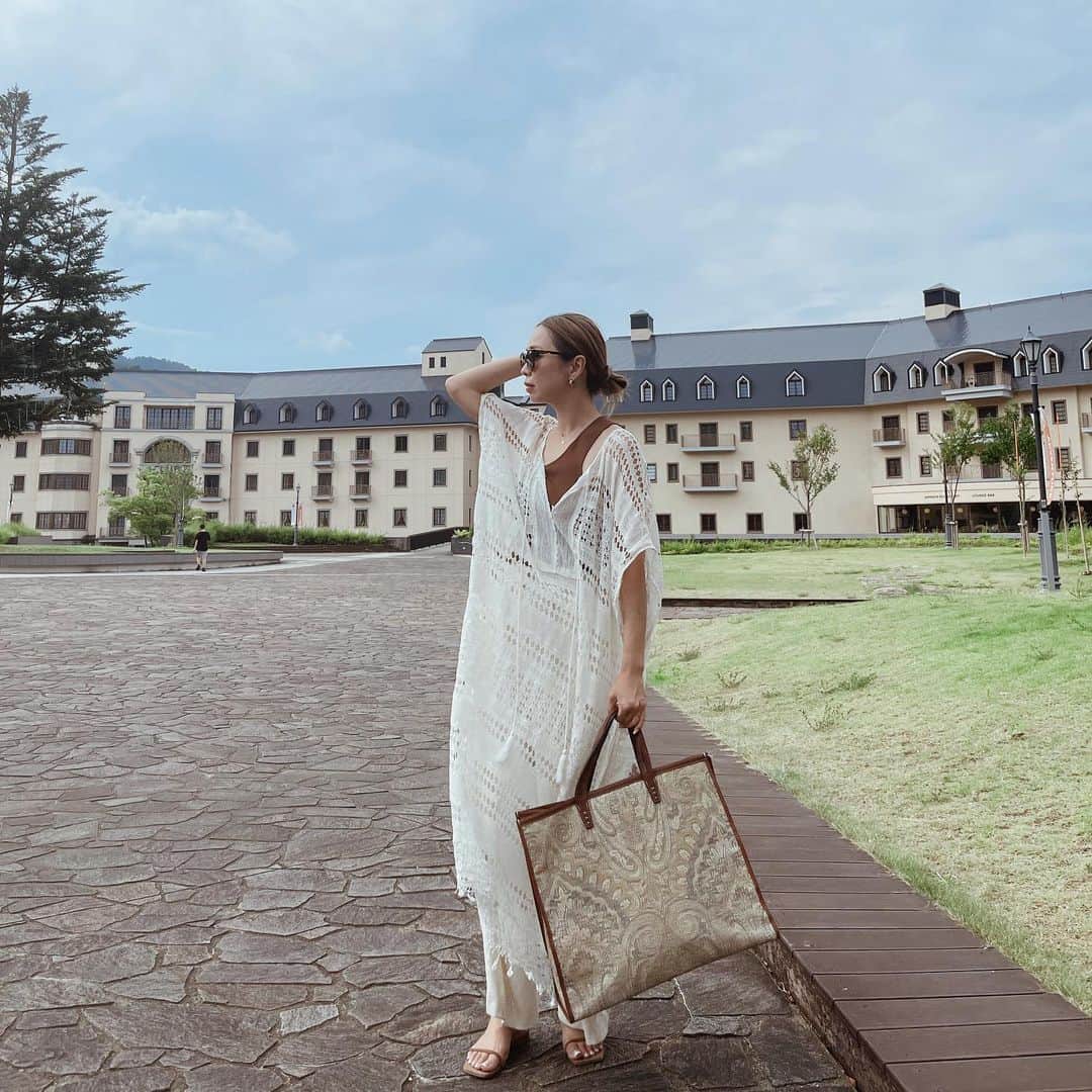 Love_Lifeのインスタグラム：「まだまだ気温は夏だけどそろそろ秋の装いがしたくなる🍂  何年か前の @flen_official のカフタンポンチョ  我ながら可愛い服多くて何年も使えるからすごいなーと。  #FLÉN #フレン」