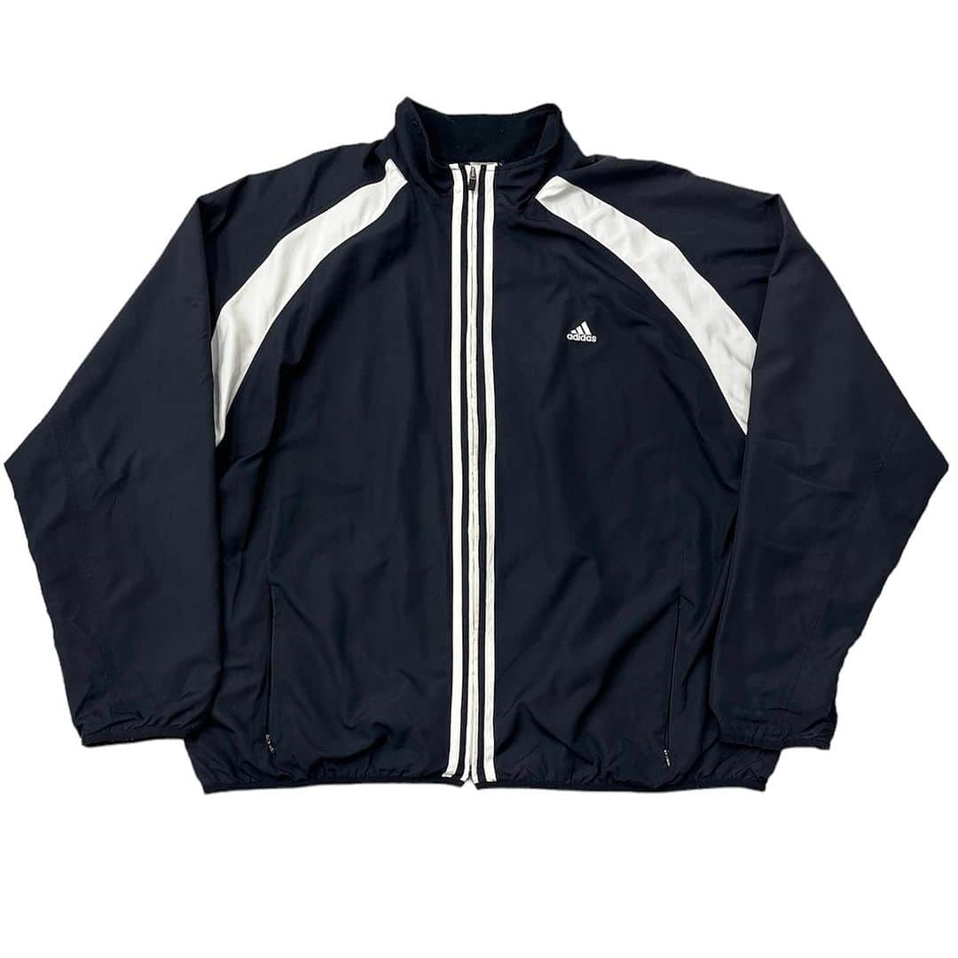 ジャムルのインスタグラム：「adidas パフォーマンスロゴ ナイロンTOP ¥7500+tax(8250) .  JAMMRUでセレクトするスポーツアイテムは「CLUB style」にハマるものをピックアップ。  adidasでも今は断然こっちのパフォーマンスロゴが気分。 黒ボディにスリーストライプスがフロント中央に入るかっこいいデザイン！ 2XLでガバッ羽織れる使える1枚。 .  WEB SHOPに入荷しております。 是非ご覧ください。 jammru.com  #お問い合わせはお電話で承ります #jammru#adidas #osaka  #fashion  #streetstyle  #streetfashion  #vtg  #vintage  #used  #usedclothing  #古着 #古着屋 #ファッション #70s #80s #90s」