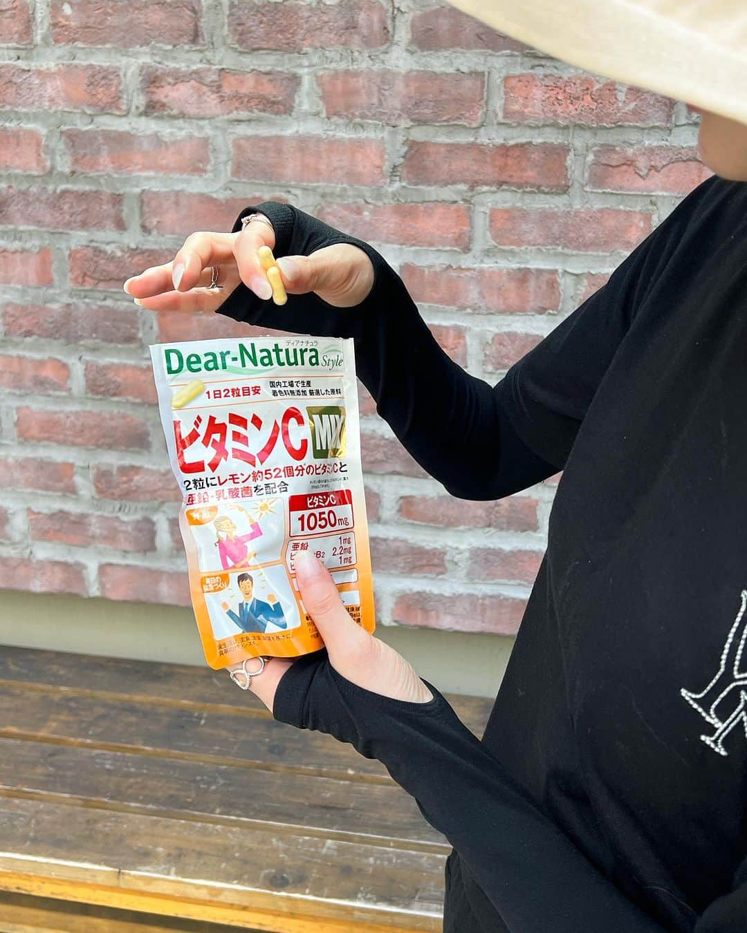 松田唯花のインスタグラム：「ビタミンCを4時間に1回摂取しています。  田中みな実さんがその方法で摂取していると、確か指原莉乃さんとのライブで言っていて私もやってみよー！ってセルフ人体実験を開始。  今１か月くらいそれを続けているんだけど、肌のキメが整って肌調子が安定してるので、これはビタミンCのおかげかも…！　となってます☺️  でもそれだけ飲むってことは1日に6回はビタミンCを摂取するわけですよ。 それって結構コスパ重要だ！　と思って、5/6回はドラッグストアで購入したビタミンCサプリメントを飲んでいます🍋  これは陳列されている中でとりあえず良さそうなものを選んだのでブランドにこだわりなし。 色々あったのでこれがなくなったら他のものを試すかもしれないし、またこれをリピートするかもしれないしって感じです！　  1/6回は、リポスエイドVCを飲んでいます。 本当はこれを1日に6包飲みたい！😭 でもこれ1箱30包入りで4000円以上するので、それはコスパ悪すぎて1日1包に留めてます😭  ビタミンCって体外に流れやすい成分だけど、これは吸収率や持続率が通常のビタミンCよりも200％以上アップしたものなのでちゃんと体内に吸収されるところと、ピーチレモン味で美味しいところがお気に入り🍋  この前お会いした美容クリニックの先生（男性）の肌のハリツヤすごくて、30代かと思っていたら「45歳」ですって😱 で、その先生も「1日5000mgはビタミンCを摂取してます」って言ってたの。  ビタミンCの威力すごすぎない…？　 4時間に1回摂取、これからも続けていく💪🍋  裏アカ⇒ @yuika_matsuda_yuicos  鍵付き🔑この本アカウントをフォローいただいている女性のみ許可しています🙏 ----------------- 【サロンで診断、レッスンしています💄】 今まで男女あわせて1000人以上のお客様のキレイをサポートしてきました✨  ・メイクレッスン  ・16タイプパーソナルカラー診断 ・骨格診断 ・顔タイプ診断 ・小顔矯正 ・ハリウッドブロウリフト  たくさんのご予約ありがとうございます🙇🏻‍♀️ 9月のご予約枠は残りわずか。 10月以降のご予約も承っております✨  サロンの場所は外苑前です。  ご予約やお問い合わせは公式LINEまでお気軽に✉️ 1〜2日でお返事いたします。 ⇒@yuicos1231 (@も必須でID検索してください🌼)  -----------------」