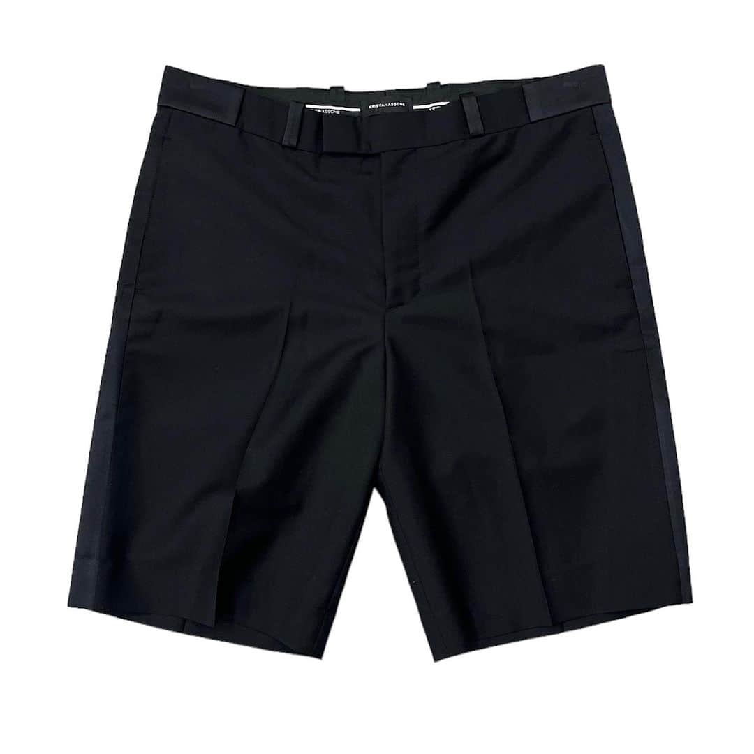 ジャムルのインスタグラム：「KRISVANASSCHE ドレスショーツ ¥7000+tax(7700) .  クリスバンアッシュのドレスショーツ。 シルクの側章が施されたタキシードパンツなんですが、ショートパンツというところがかなりお洒落です。 モードはもちろん、ストリートにもはまるオススメの1本。 .  WEB SHOPに入荷しております。 是非ご覧ください。 jammru.com  #お問い合わせはお電話で承ります #jammru#krisvanassche  #osaka  #fashion  #streetstyle  #streetfashion  #vtg  #vintage  #used  #usedclothing  #古着 #古着屋 #ファッション #70s #80s #90s」