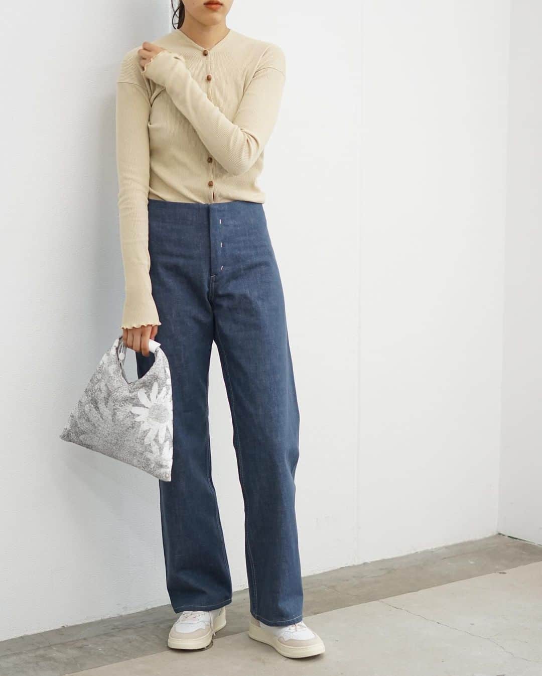 のインスタグラム：「【Baserange】  シンプルながらもウッドビーズでアクセントの加えられたカーディガン。  TAV CARDIGAN ￥27,170（tax in）  詳しくはオフィシャルサイト【ARKnets】にて。 ■商品や通信販売に関しまして ご不明な点がございましたらお気軽にお問い合わせください。 ----------------------------------- オフィシャルサイトの在庫と店頭在庫は共有しております。 商品に関しましては、お気軽にコメントや店舗までお問い合わせください。 ⬇︎⬇︎⬇︎ @ann_de_ark  @arknets_official  #fashion #栃木 #宇都宮 #ショップ #セレクトショップ　#arknets #anndeark   -----------------------------------【Baserange】  シンプルながらもウッドビーズでアクセントの加えられたカーディガン。  TAV CARDIGAN ￥27,170（tax in）  詳しくはオフィシャルサイト【ARKnets】にて。 ■商品や通信販売に関しまして ご不明な点がございましたらお気軽にお問い合わせください。 ----------------------------------- オフィシャルサイトの在庫と店頭在庫は共有しております。 商品に関しましては、お気軽にコメントや店舗までお問い合わせください。 ⬇︎⬇︎⬇︎ @ann_de_ark  @arknets_official  #fashion #栃木 #宇都宮 #ショップ #セレクトショップ　#arknets #anndeark  #baserange #seya #mm6 #mm #mm6maisonmargiela #autry  -----------------------------------」