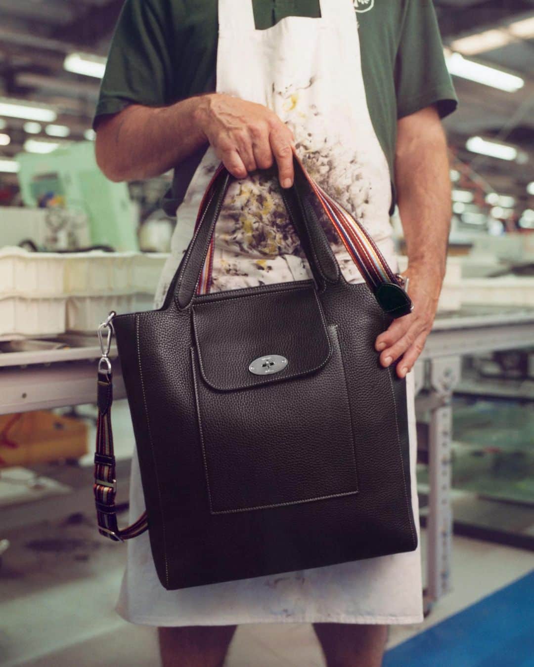 マルベリーのインスタグラム：「The family just got bigger.  #MulberryxPaulSmith introduces two new Antony styles to the fold: the dynamic Antony Clip crossbody, and the roomy Antony Tote.」