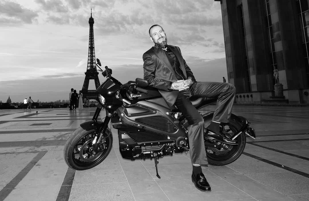 ジャスティン・オシェイのインスタグラム：「@livewireev campaign shot by @atibaphoto & photo edited by  @bennyjrobinson with many thanks to @ritzparis and @bellhelmets and Paris for being, well, Paris.🕺😎.」