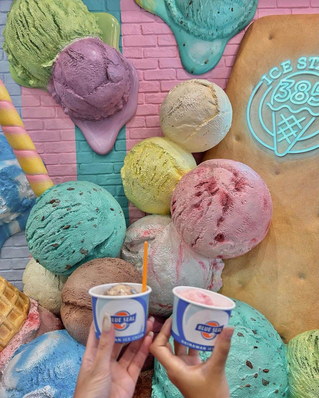 のインスタグラム：「.  ここのブルーシールの店内が 可愛いすぎたぁ〜🍦🌈💓 子供たちもテンション上がってた🥰  #宮古島旅行 #宮古島 #ブルーシールアイス」