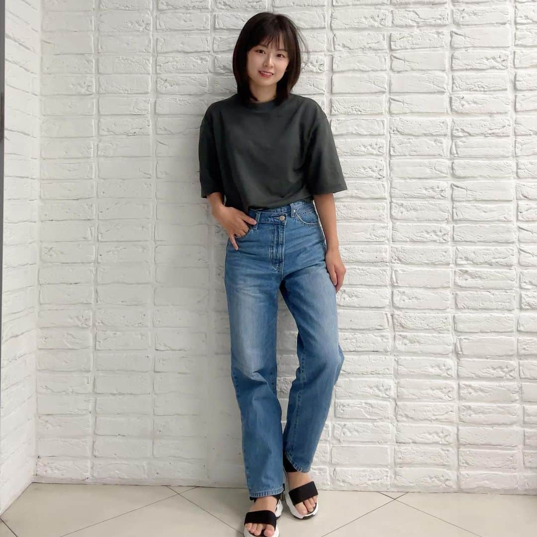 酒井蘭のインスタグラム：「#大寝坊 tops @uniqlo_with  denim @lowrysfarm_official  sandal @cawaii_official_  ----------------------  5年間働いてて初めて出発時間に目覚めました😂 20分くらい頑張れば間に合う時間があるので 猛ダッシュで支度をしたので化粧は5分。 髪は前髪しか整えてない😂  そして娘たちの髪の毛を結び 会社に間に合うという奇跡✨笑  日頃ちんたら準備しすぎてる事を反省する😂💦笑  #働くママ #オフィスカジュアル #オフィスコーデ #オフィスカジュアルコーデ #姉妹ママ #デニムコーデ #子連れコーデ」