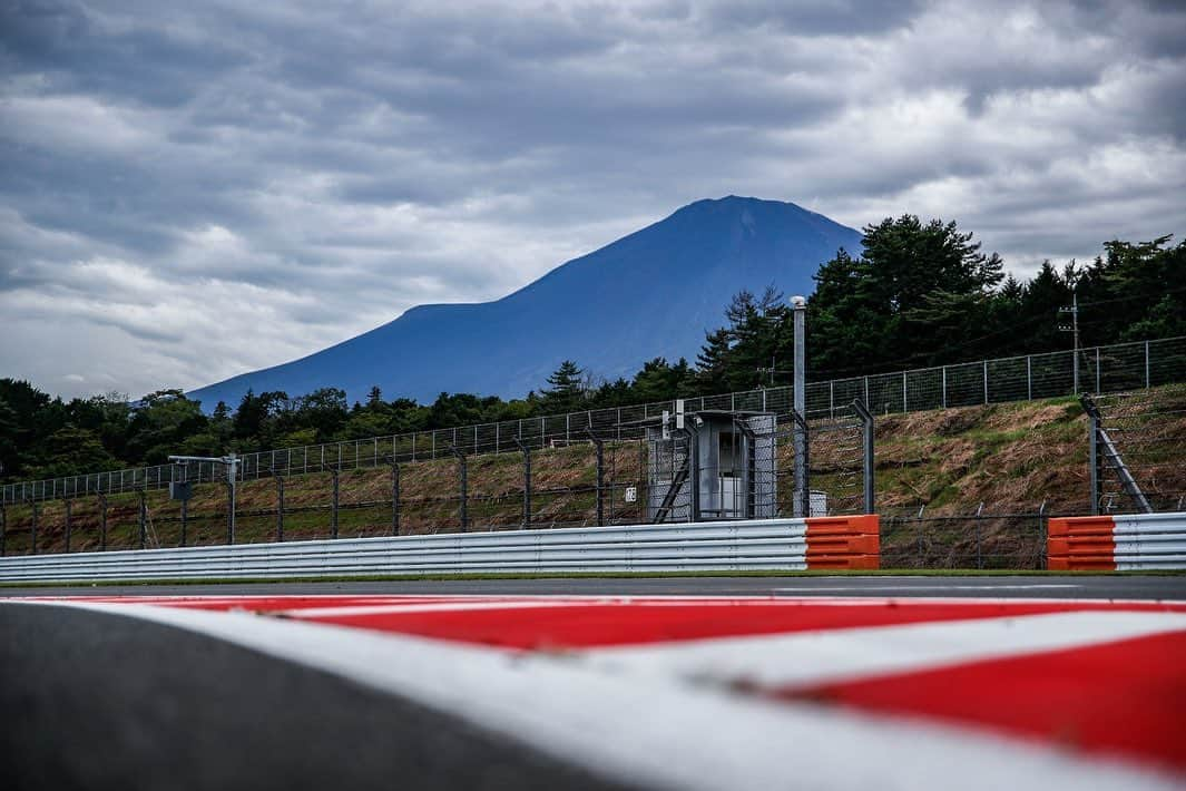 アンドレ・ロッテラーのインスタグラム：「Japan, my second home, I'm back! 🇯🇵  Excitement levels through the roof as I gear up for the Fuji track and the incredible fans. 🏁 Let's make this race weekend unforgettable!   #japan #FujiSpeedway #motorsport」