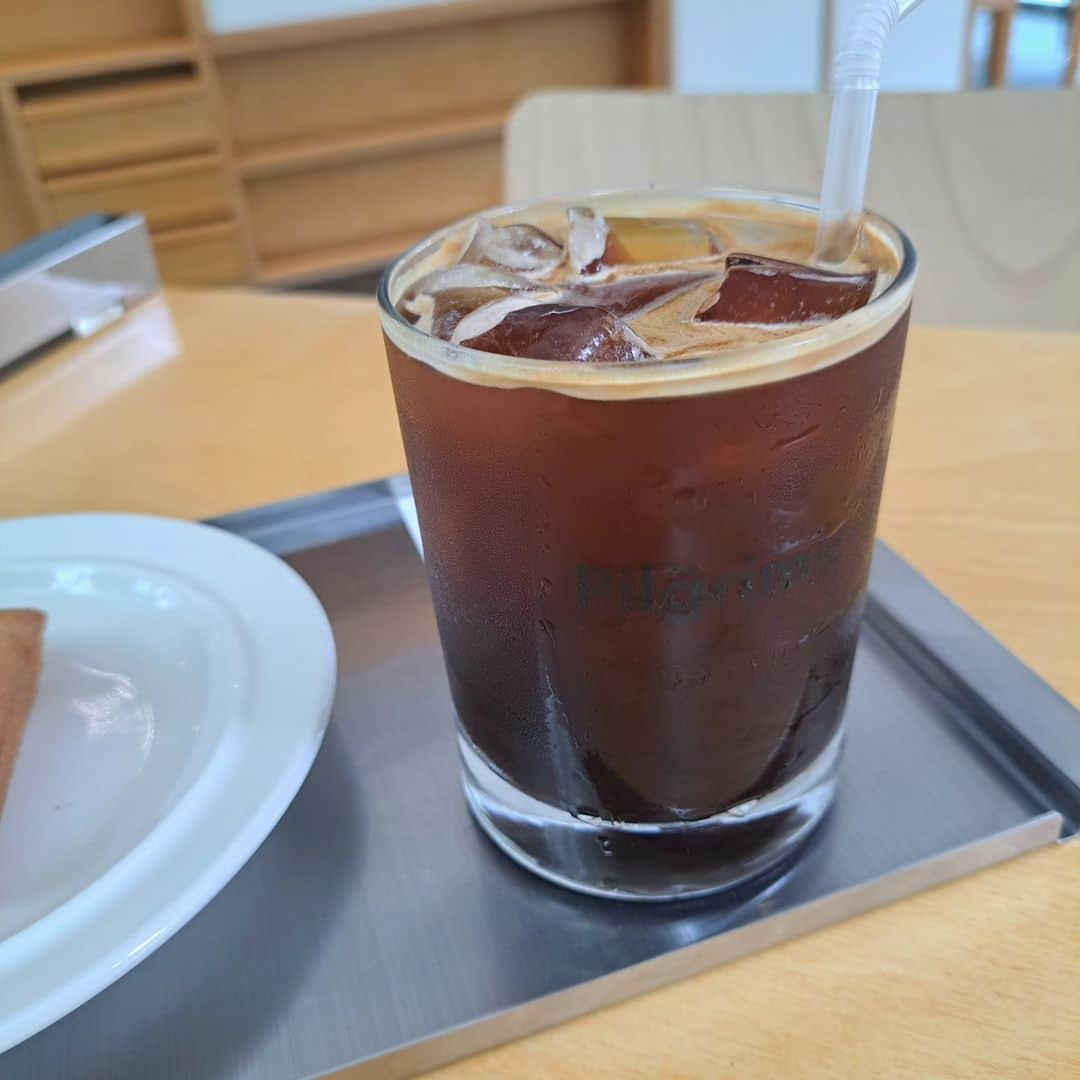 miii.iiiieさんのインスタグラム写真 - (miii.iiiieInstagram)「*** 1つ前のカフェでお勧めしてもらったカフェへ コーヒー美味しすぎた☕ そして皆さん優しすぎた😌 注文したらすぐ「일본 분이시죠？ 여기 어떻게 알아요?(日本の方でしょ？どうしてここがわかったの？）」って聞かれて少しお話ししまして  その後も、この後どこ行くの？って聞かれたからお勧め聞いたらカフェもご飯屋さんもパン屋さんもたくさん教えてくれました🌿 ひとり旅だと店員さんとのコミュニケーションが楽しい また行きま～す🙋  굉장히 멋진 카페였습니다✨️ 커피도 피난쉐도 맛있었고 무엇보다 스탭들이 상냥했다☺️ 진짜 즐거웠어요 고맙습니다～  #pilgrimcoffee#seoulcafe#seoultravel#miii_korea#카페투어#카페투어그램#영등포맛집#영등포카페#혼자여행#혼자여행하는여자#韓国旅行#ソウル旅行#韓国カフェ巡り#ソウルカフェ巡り#韓国ひとり旅#永登浦#永登浦カフェ#韓国語会話#韓国語楽しい」9月7日 18時23分 - miii.iiiie