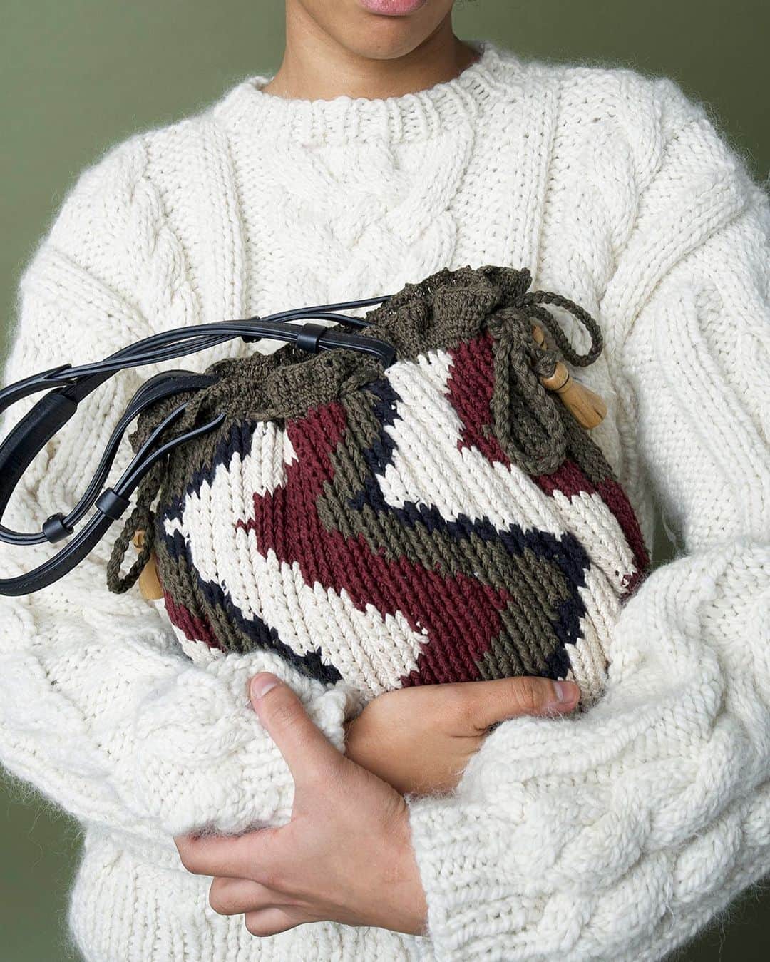 ジャマンピュエッシュのインスタグラム：「A crochet bag is no longer an accessory reserved for summer 🌤️ #jaminpuech #crochetbag #uniquebag」