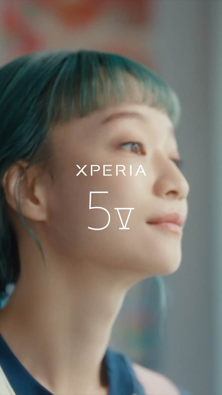 タカハシマイのインスタグラム：「SONY Xperia 5Vのイメージビジュアルを担当しました📱👽💙 Xperiaのカメラで何度も七海ちゃんを撮って、無垢な笑顔に恋した💙幸せな撮影でした！ナレーションも担当しています。みてね💫💫💫  @sonyxperia  #xperia5v  #sony」