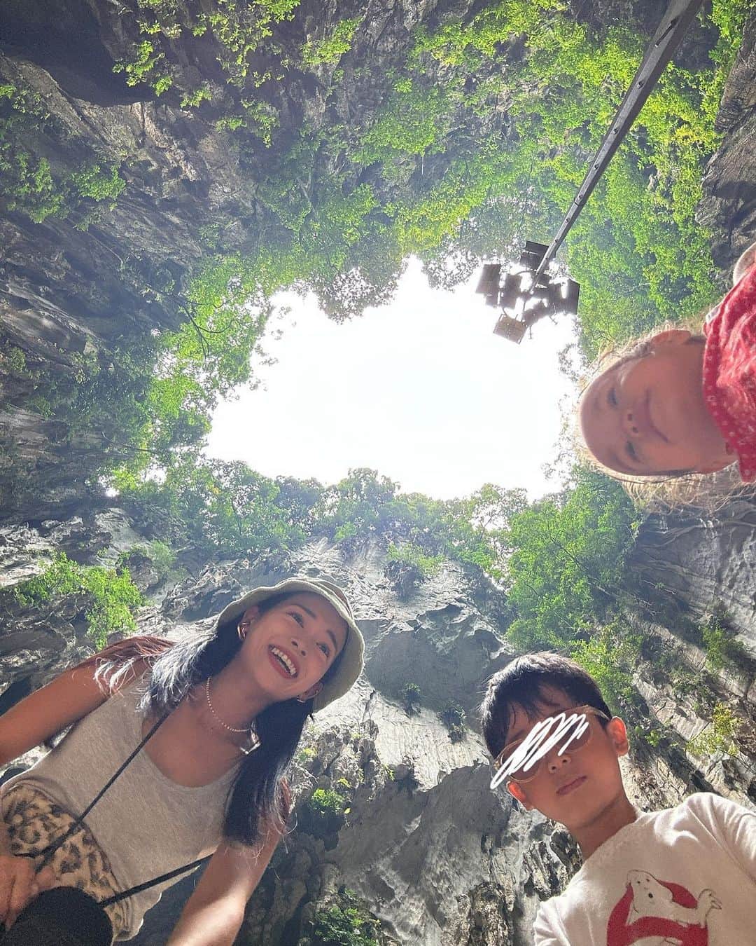 尾崎紗代子さんのインスタグラム写真 - (尾崎紗代子Instagram)「. バトゥ・ケイブは巨大な鍾乳洞に造られたヒンズー寺院。 階段を登り切るとこんなにも素晴らしい景色に出会える。 こういう息をのむ美しさに出会えると やっぱり旅行が楽しいと改めて思えます☺️  子連れ旅行って大変だけど いつまで一緒に旅行行けるかわからないし 自分がいつ死ぬかわからないし、 いつ体が動かなくなるかわからないし その時にあそこに行けばよかった、、 なんて後悔をしたくない！と思って 色んな場所に行きます(ﾟωﾟ)❤️  そんな事を改めて思った場所。 本当に来て良かった！  動画ブレブレですいません！  #momlife #mommylife #mommy  #育児 #ママライフ  #6歳 #4歳 #２歳 #motherof3 #motherhood  #family #familyphoto  #3人育児  #3児のママ #3児ママ  #familytime  #5人家族 #familyphotograhy #familyfirst #familytrip #Singapore #Malaysia #singaporetrip #malaysiatrip #ワンオペ旅行 #ワンオペ」9月7日 18時26分 - osayo_osayo