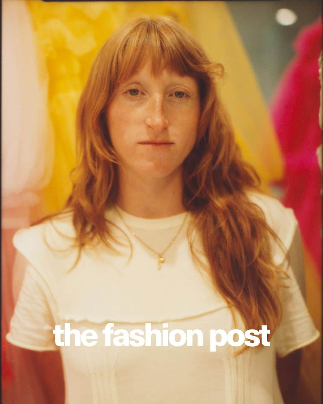 The Fashion Postさんのインスタグラム写真 - (The Fashion PostInstagram)「#portraits Molly Goddard  『「自分たちが幸せになれる服を作り続ける」モリー・ゴダードが紡ぐ夢物語は終わらない』  モリー・ゴダードの世界観は、私たちに日常のなかで夢を見続けることの力強さを教えてくれる。 色とりどりの柔らかなチュールは幾重にも重ね合わされることで、強靭な鎧へと生まれ変わる。少女の頃、母親が着せてくれたようなスモックは、より強調されたシルエットとともに女性性を際立てる記号として用いられる。そしてそれらは非日常的でありながらも、決して浮き足立つことなく夢の残像のように日々の風景へと溶け込んでいく。  2014年、ロンドンに彗星の如く現れてから、多くの若手デザイナーが夢見るような成功への階段を駆け上ってきた。そんな彼女も来年にはブランド設立から10年を迎える。先シーズンには今までのコレクションとは趣を異にする、沸き立つような色彩の数々が息をひそめ、より静かな声で語りかけるようなコレクションを披露し、また新たな境地へと到達したように思える。  ドーバー ストリート マーケット ギンザでのポップアップのために来日していた彼女が、これまでの物語、コロナ禍を経て思うこと、そして服を作り続ける理由について語ってくれた。  photography Michi Nakano text & interview Lisa Tanimura  #TFP #TheFashionPost #MollyGoddard #モリーゴダード」9月7日 18時27分 - tfpjp