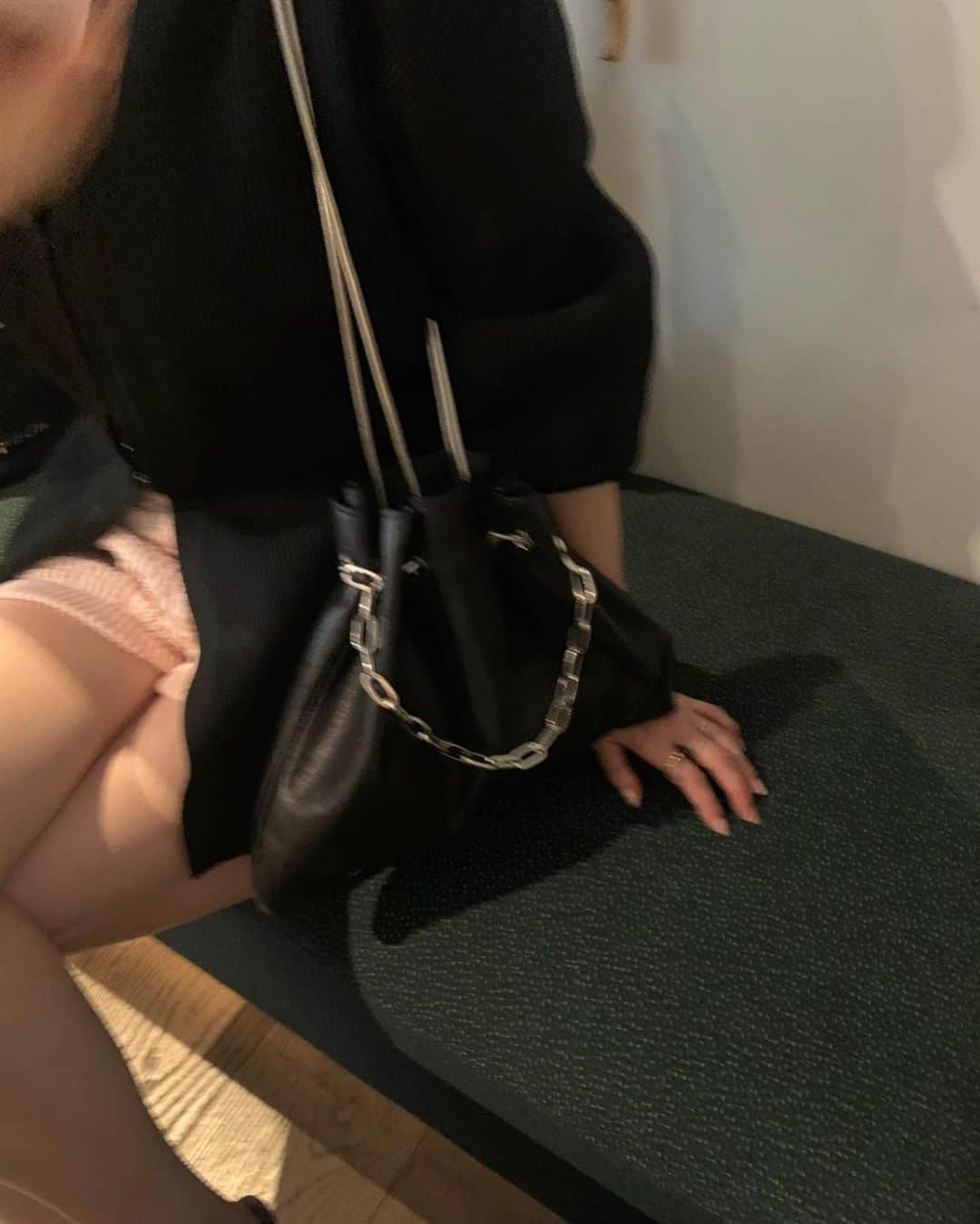 前坂美結さんのインスタグラム写真 - (前坂美結Instagram)「このバッグの形がお気に入りすぎて ベーシックに使える黒もゲットした🖤(遅)   こういうチェーンバッグに あえてピンクのおパンツを合わせるのが気分でした🤲💗　  ファッションは楽しい。。 日々勉強。。📖  #バッグ #秋コーデ #🍂」9月7日 18時30分 - miyumaesaka