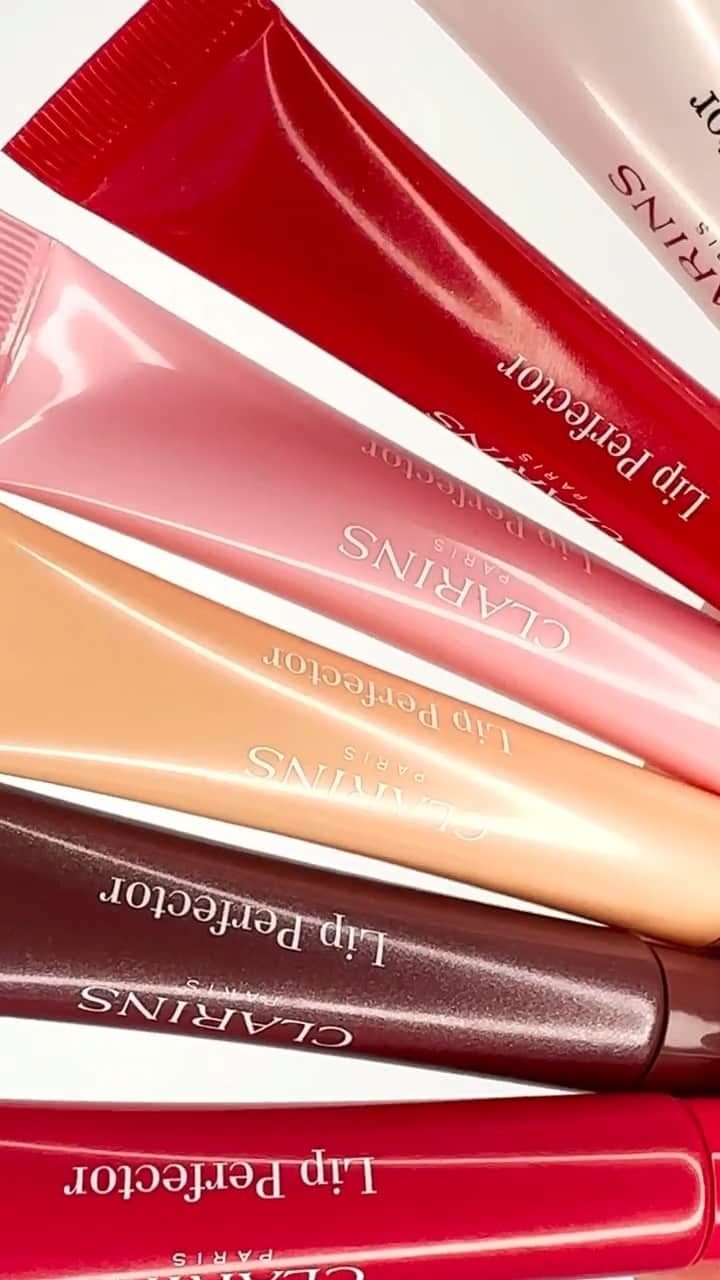 Clarins Italiaのインスタグラム：「Cosa chiedi al tuo gloss? 💋  Brillantezza effetto plump? Labbra morbide e nutrite?  Una formula ricca di piante?  Oggi non c’è più bisogno di scegliere! Indossa Lip Perfector tutti i giorni, da solo o come primer sotto il tuo rossetto preferito.  Grazie alle microperle contenute nella formula, le tue labbra non solo risulteranno più piene: Lip Perfector infatti nutre, idrata, ripara e rimpolpa le tue labbra, giorno dopo giorno 🥰  E tu, quale tonalità proverai per prima?   #Clarins #ClarinsItalia #LipPerfector #makeupEffects #lips #gloss」