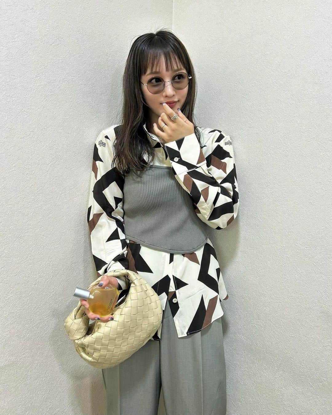 渡部麻衣さんのインスタグラム写真 - (渡部麻衣Instagram)「. 誰も言ってくれないから もう思い切って言うね。。。  あのね…実は…私… 髪の毛15センチくらい切ったの🥹 （世界一どうでもいい笑）  お陰でちょっと巻いただけで まとまるようになったから 最近は秋コーデと合わせて 髪の毛下ろす日も増えてきたよ♡  そして8/30に発売されたばかりの ロクシタンのパフュームインオイルを 髪にシュッシュとしてツヤを出しつつ さり気なく香りも秋仕様に🍂 （みんな大好き金木犀の香り💛）  JOY君も香りの変化に気付いてくれて 「いい匂いがするぅ〜♡」と くんかくんかしてました👃笑  #ふりむかれ香水 #秋コーデ #金木犀 #オスマンサス #ロクシタン #loccitanepr @loccitane_jp」9月7日 18時32分 - mmaaiipp