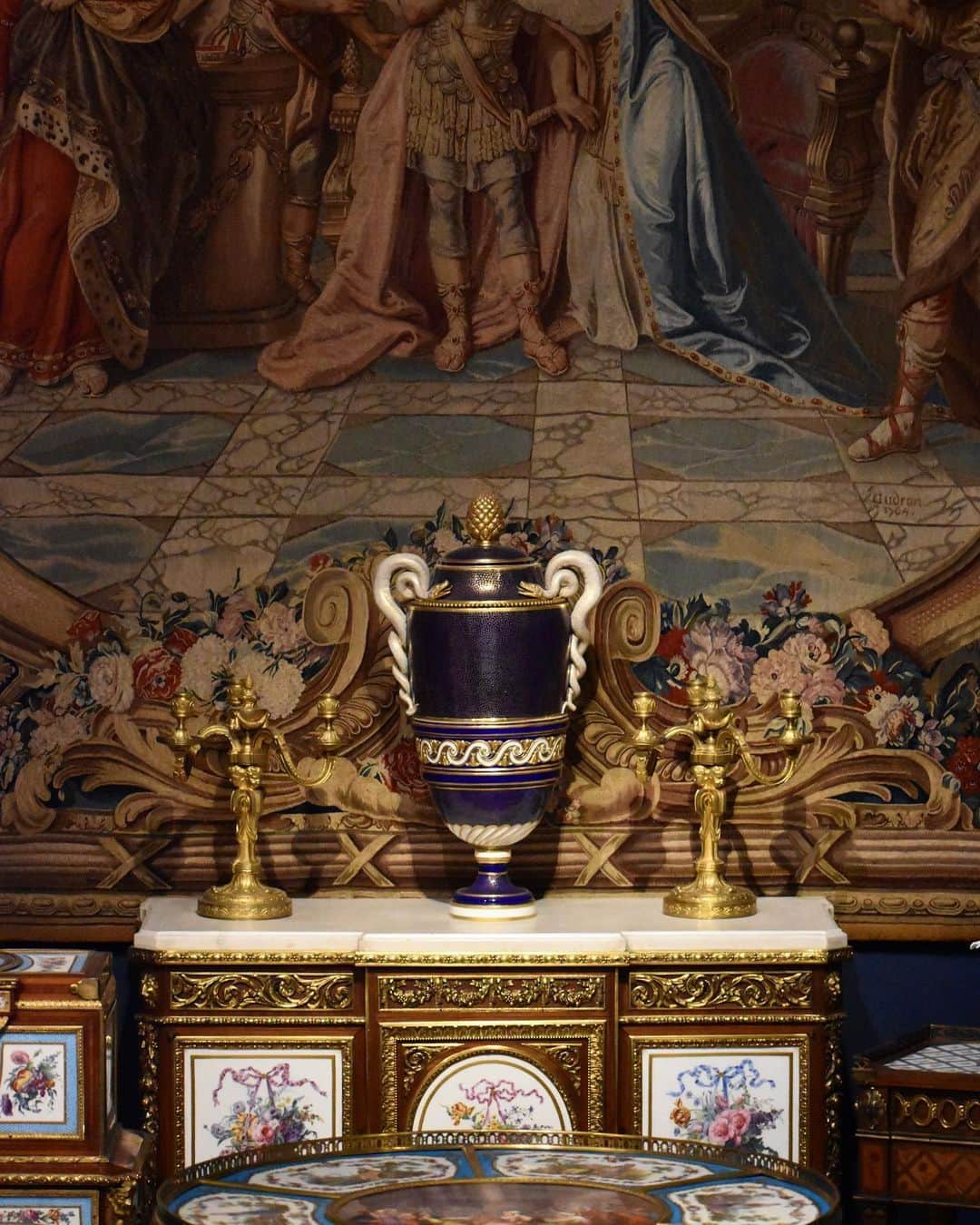 ルーブル美術館のインスタグラム：「. 🇫🇷 À partir du 13 septembre, les appartements Napoléon III seront fermés pour restauration. Mais connaissez-vous les « period rooms » des ailes Richelieu et Sully qui méritent le détour ? - 🤔 Dans un musée, il y a plusieurs manières de présenter les arts décoratifs, dans des vitrines ou installés dans des espaces pour reconstituer une atmosphère, comme dans certaines salles du Louvre, peu connues. Du canapé au lustre en passant par la cheminée, le but est d’obtenir un ensemble cohérent. C’est presque comme si vous y étiez ! - 🏃‍♂️ Arpentez les salles du 1er étage des ailes Richelieu et Sully et découvrez ainsi le cabinet reconstitué de l'hôtel Le Bas de Montargis et d’autres ensembles évoquant les modes de vie aux 17e et 18e siècles. ∴ 🌎 From September 13, the Napoleon III apartments will be closed for restoration. But are you familiar with the period rooms in the Richelieu & Sully wings? - 🤔 In a museum, there are many ways to present the decorative arts, in showcases or installed in spaces to recreate an atmosphere, as in some of the Louvre's little-known rooms. From sofa to chandelier to fireplace, the aim is to create a coherent whole. It's almost as if you were there! - 🏃‍♂️ Stroll through the rooms on the 1st floor of the Richelieu & Sully wings and discover the reconstructed cabinet of the Hôtel Le Bas de Montargis and other ensembles evoking lifestyles in the 17th and 18th centuries. - 📷 © Musée du Louvre / Nicolas Bousser  . . . #Louvre #MuséeDuLouvre」