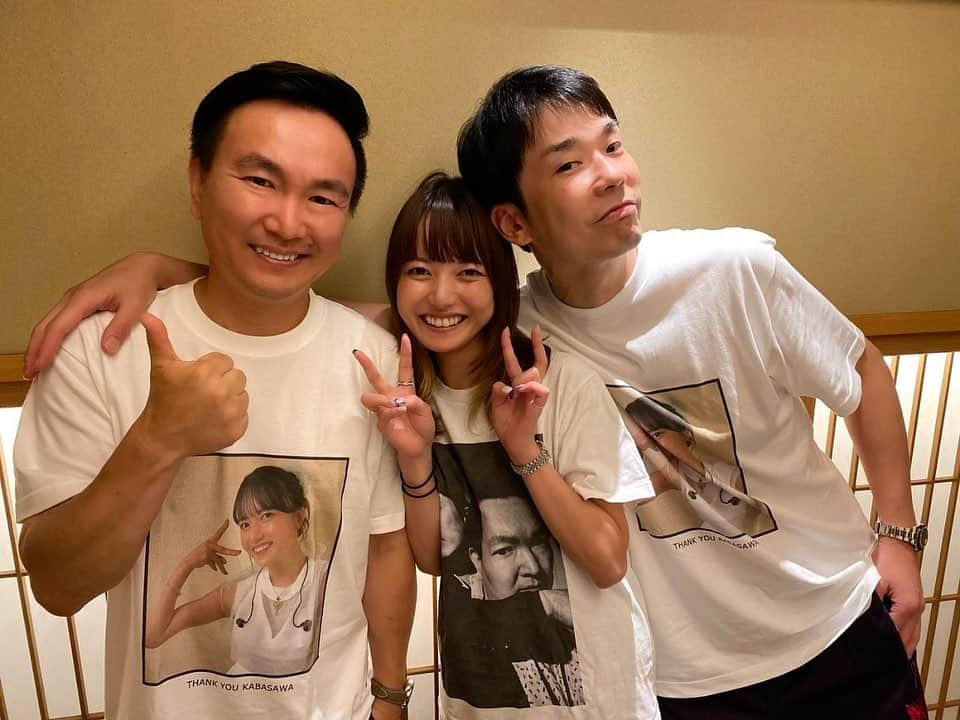 樺澤まどかさんのインスタグラム写真 - (樺澤まどかInstagram)「🎂  かまいたちチームで送別会をしてくれた日。  後輩小林がめちゃくちゃ可愛いケーキを 用意してくれてました😭😭  私のオリジナルキャラクターの ニンジンくんとその仲間たちが乗ってた🥕🍄🍌  可愛すぎる😭😭  そして全員が樺澤アイドルTシャツを着てくれてて びっくりしました😂😂  私もたまたまかまいたちフォトTを着て行ってたので 良い感じにマッチして良かった😂😂  かまいたちチームの マネージャー陣 スタイリストさん メイクさん YouTubeスタッフさん 最高に素晴らしい環境で仕事をさせていただき 本当にありがとうございました🙏  2枚目は後輩里村 里村は私の送別会に合計8回出席してくれます😂😂  #かまいたち  #樺澤まどか  #後輩里村 #ガキ悪魔」9月7日 18時36分 - kabasawa_madoka