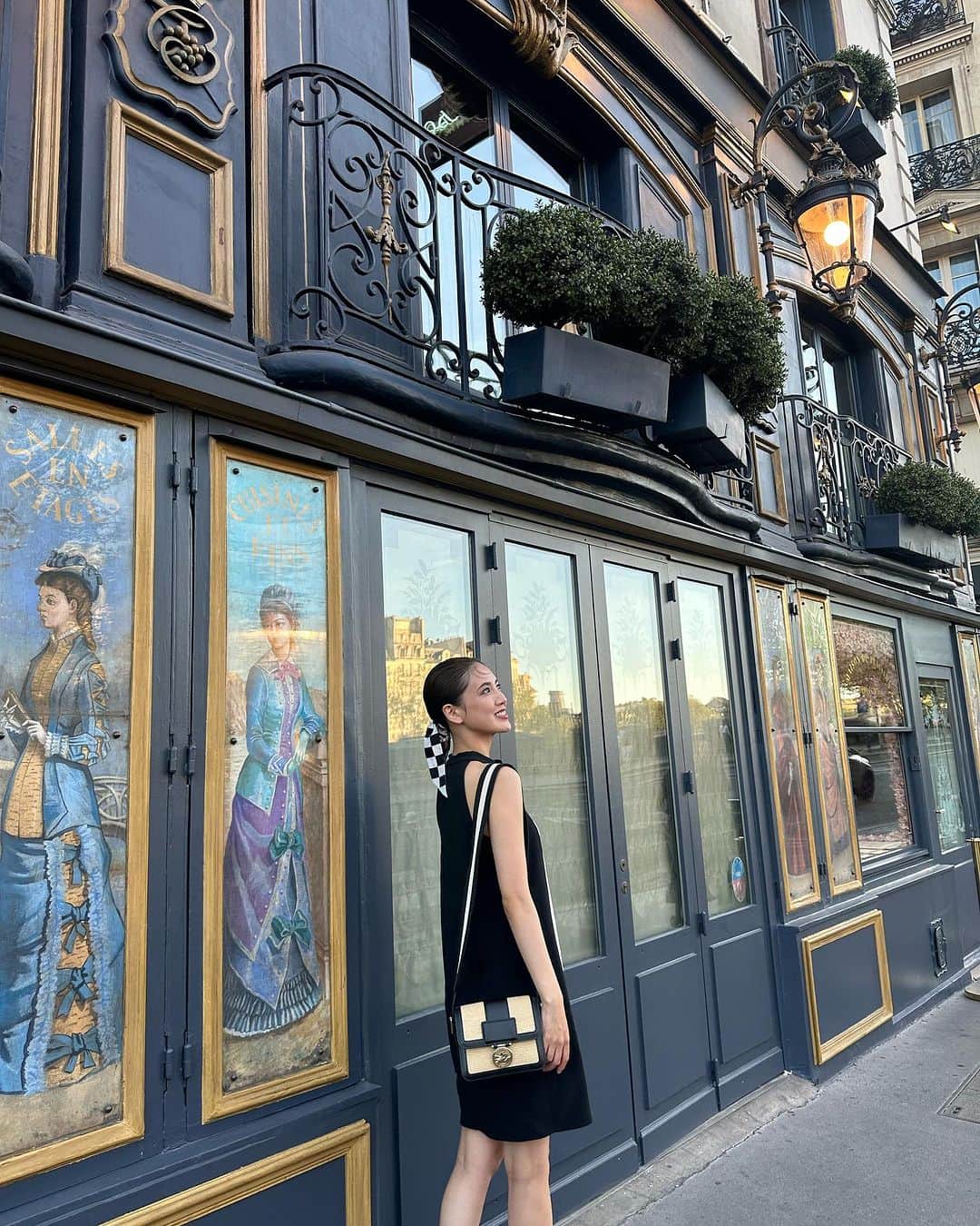 藤井夏恋のインスタグラム：「First time in Paris!🇫🇷♥️ Thank you for invithing me!😍LONGCHAMP✨🏇✨ dress/shoes/bag @longchamp 👗👡👜 hair&makeup/@tomoca13 💄」