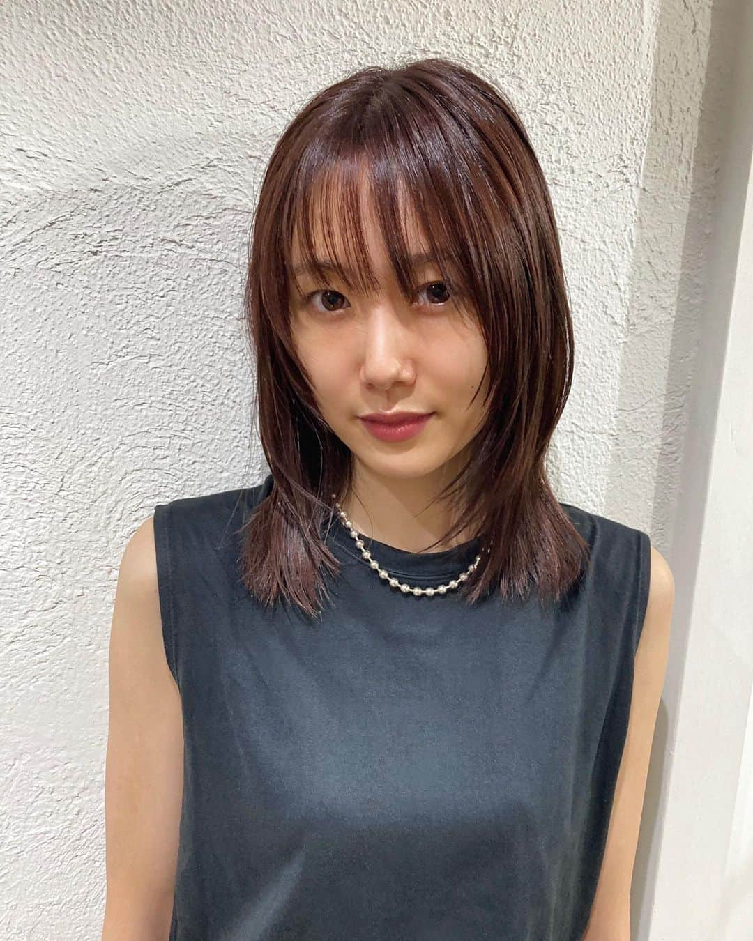 小林ようのインスタグラム：「またまた髪の毛マイナーチェンジ。 某ヘアメイクさんが「ようちゃん毛量多い！」と文句を言ってくるので、今回は田畑のお兄さん( @yuukitaba_hair )にいつも以上にすっきり仕上げていただきました🙌✨  これで松田姉さんも文句ないでしょう。  #hairstyle #hairsalon #haircut #haircolor #tokyo #レイヤーカット #シャギー #平成感 #Y2K #美容院 #セミロング」