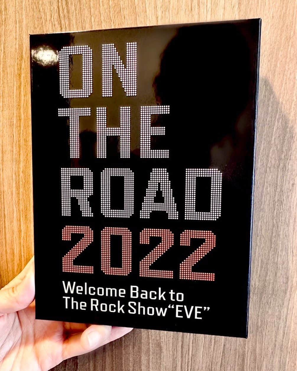 中嶋ユキノのインスタグラム：「#浜田省吾 さん ON THE ROAD 2022 Welcome Back to The Rock Show “EVE”  コーラス参加させていただいた、 昨年の全国ツアーのDVD & Blu-rayが、 昨日発売となりました✌🏻😎✨  どんな映像になっているか、 楽しみです🫣🎶‼️  #中嶋ユキノ  #シンガーソングライター #nakajimayukino #singersongwriter #作詞作曲 #おすすめ #おすすめ曲 #songwriter #songwriting  #singer #singing #singerlife  #japan #作詞 #作曲  #applemusic #linemusic #spotify #youtube #ove #music」