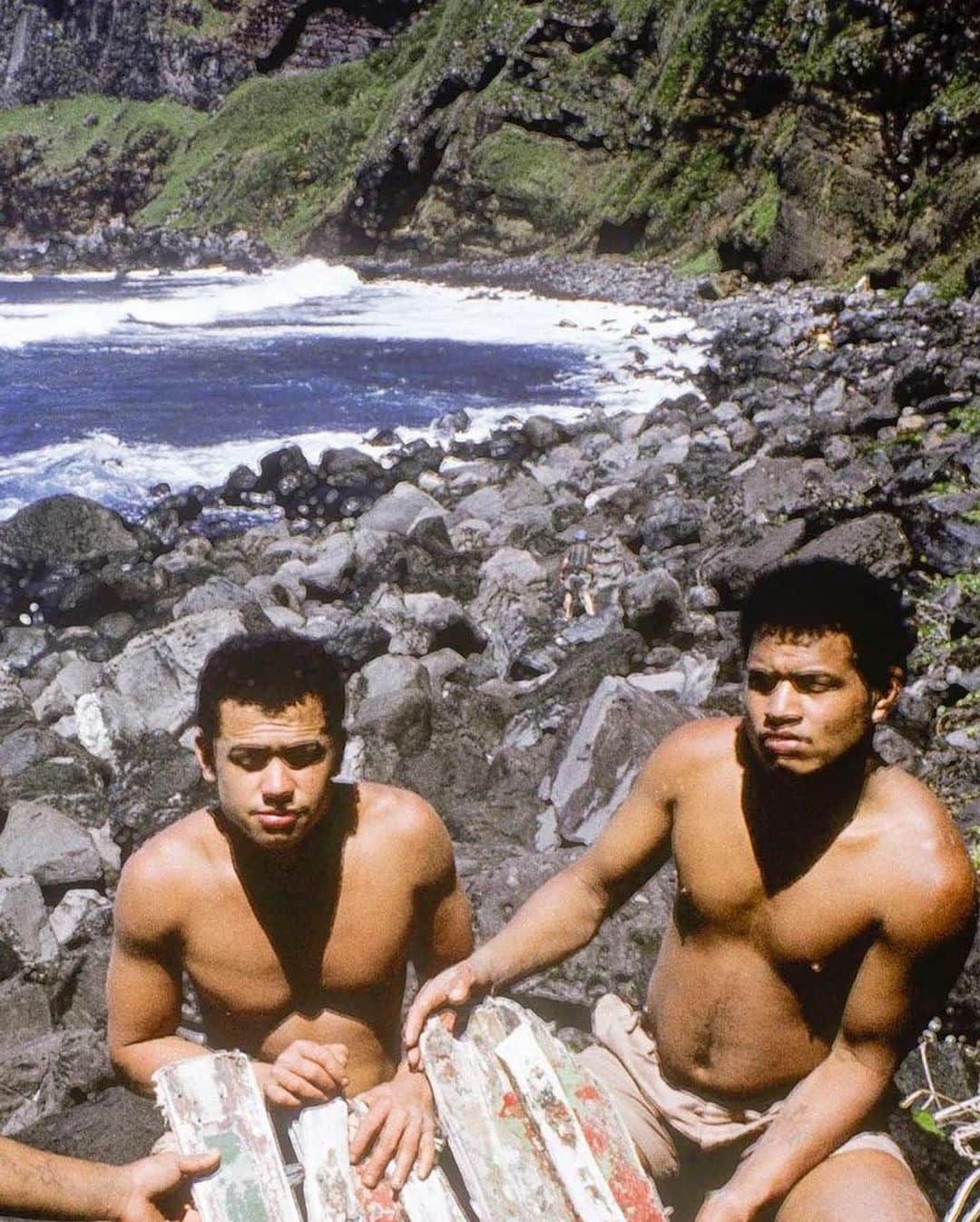 VICE Japanさんのインスタグラム写真 - (VICE JapanInstagram)「1966年、6人のティーンエイジャーたちがトンガのアタ島で発見された。発見したオーストラリア人冒険家ピーター・ワーナーは、若者たちが海で遭難し、その後1年3ヶ月もこの島で生き抜いてきたことを知り、驚いた。  若者たちによると、ヌクアロファの港（ヌクアロファのあるトンガタプ島とアタ島との距離は160キロメートル）で冒険をしようと思い立ち、無計画で漁船を盗んで海に出たのが始まりだった。その夜、嵐に巻き込まれて漁船が破損し、水も食料もなく8日間海上を漂流。最終的にアタ島の海岸に流れ着いた。そこで6人は小屋を建て、火を起こし、魚やバナナ、パパイヤを食べて暮らした。  この冒険譚は当時大きな話題となり、シドニーの写真家、ジョン・カーネモーラが当事者たちとともに島に派遣され、6人がどう暮らしたかを写真に記録。世界的な注目を集めた。その後、この話は忘れ去られていったが、2020年5月、歴史家・作家のルトガー・ブレグマン（Rutger Bregman）の著書『HUMANKIND: A Hopeful History』により再び脚光を浴びることとなった。  記事詳細は @vicejapan プロフィールのリンクから  #vicejapan #vice #ヴァイスジャパン」9月7日 18時40分 - vicejapan