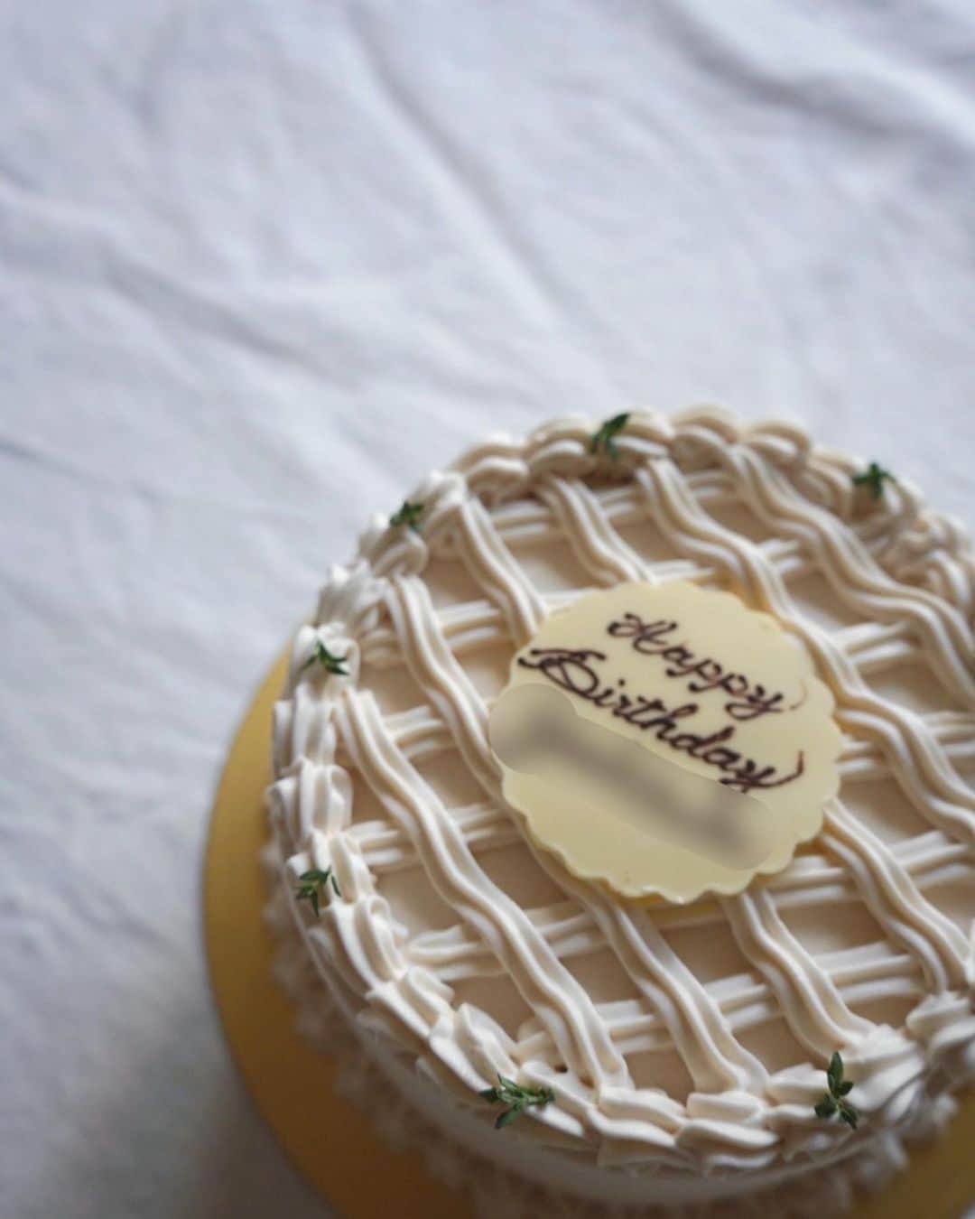 江本るり恵のインスタグラム：「今ちゃんの誕生日と結婚記念日ディナー🎂🍽️ ケーキは毎年楽しみにしている @down_the_stairs  おいしすぎる…私の中のナンバーワンケーキ！」