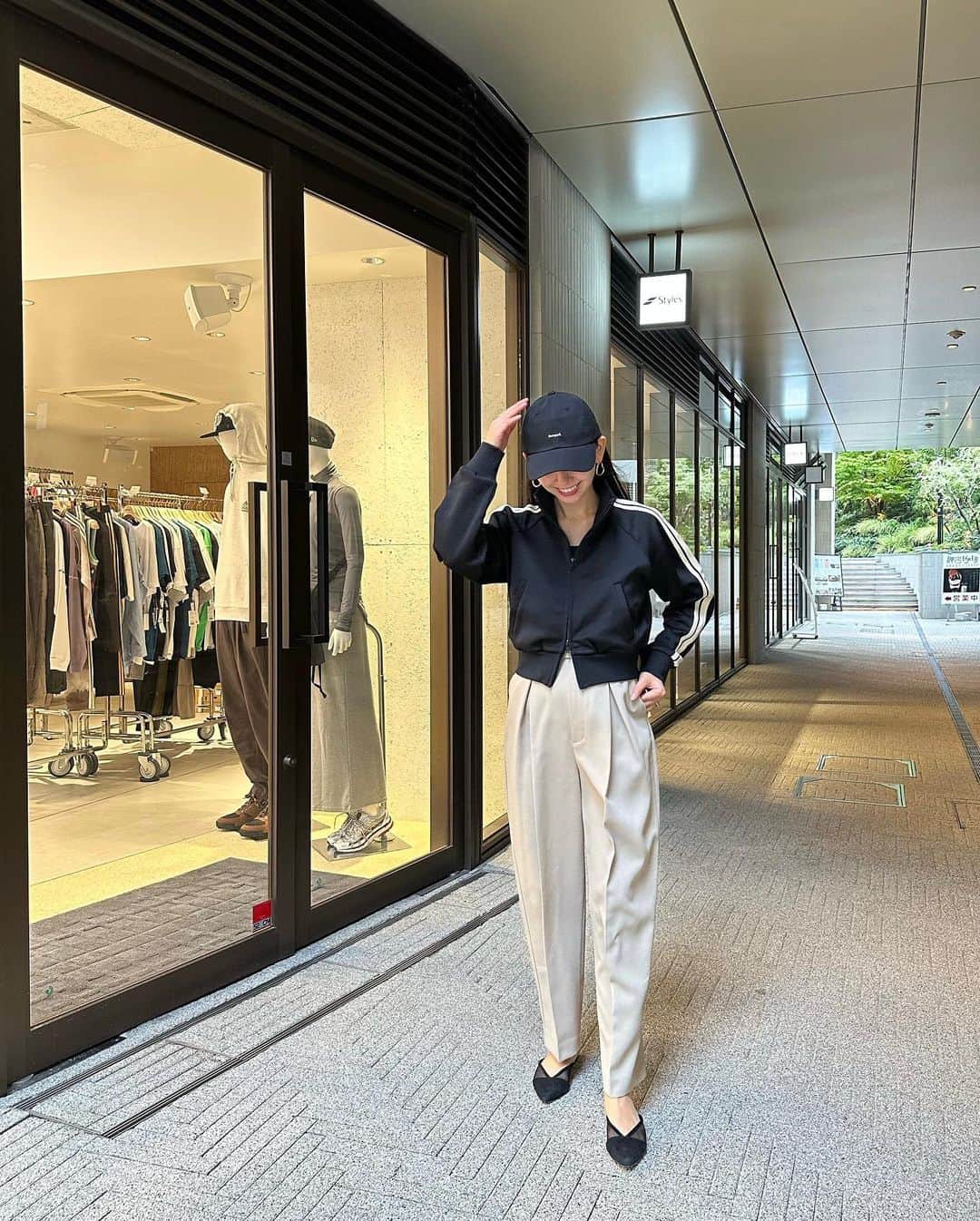 鈴木詩織のインスタグラム：「スポーティーな感じにしてみた🖤  新ブランド"DISPATCHR-NO8"のPOP UPに行ってきました🙆🏻‍♀️ ストリートミックスのデザインだったり、クロップド丈のトップスが多々あって可愛かったよん✨  私は着ているこのジャージっぽいデザインのトップスがお気に入りに😎 @dispatcher_no.8 9/8(fri) 12:00～DEBUT  ⁡  ⁡  @styles_tokyo  #dispatcherno8 #PR #styles #ディスパッチャーナンバーエイト #大人ストリート」