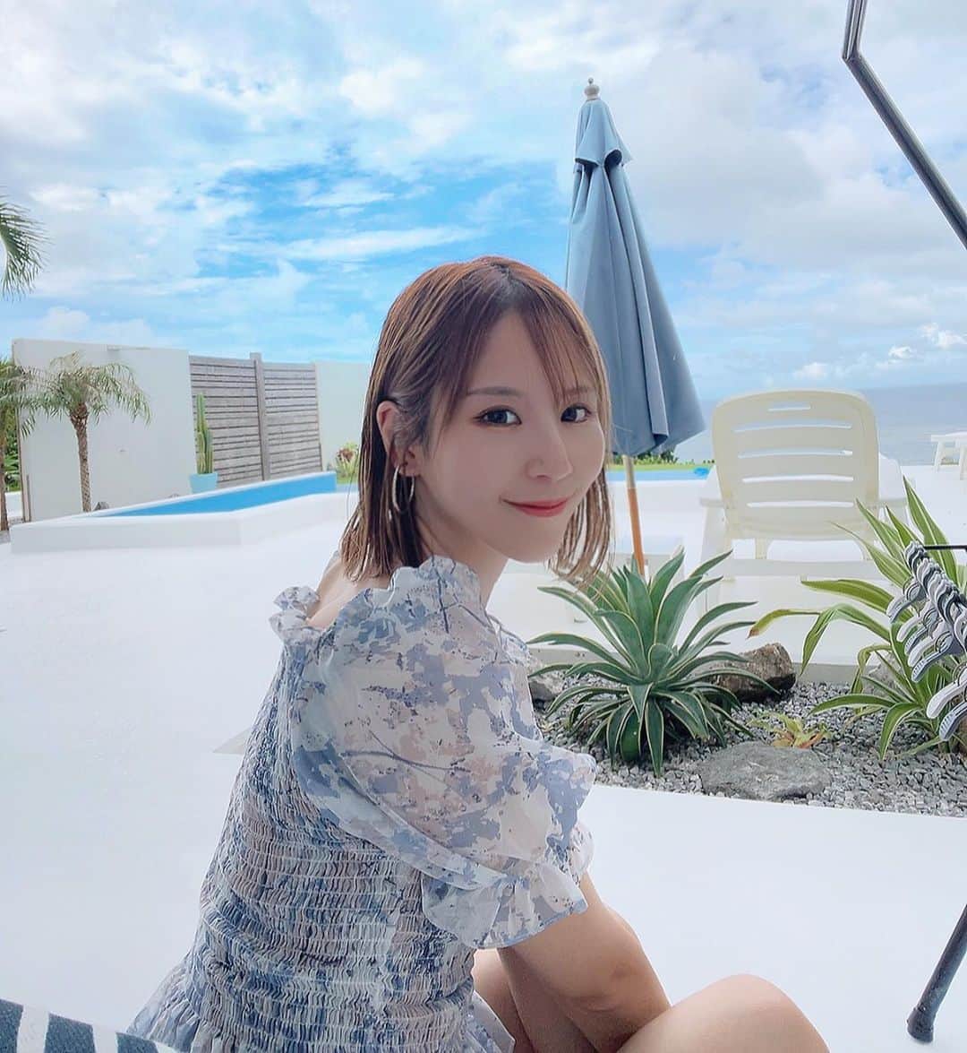 五十川ちほのインスタグラム：「プール🏝✨ 最高に綺麗だった〜😻 . . プールサイドで滑って転んだのは今もアザがある(´•ω•̥`)ww . . . 🏝🌊🐚🐢🥤 . #石垣島 #石垣島旅行 #石垣島ホテル #沖縄 #沖縄観光スポット#プール付きホテル #summerstyle #ishigakiisland #ishigakijima #japantrip #japantravelphoto #hibiscus #okinawajapan #hotelview #kawaii」