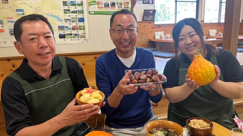 KHBアナウンス部のインスタグラム：「. . 今日の熊谷アナウンサーの突撃生中継は 秋を探しに七ヶ宿町へ！ 「旬の市 七ヶ宿」で朝採れの野菜や果物などをご紹介しました！ そして旬の市定食もご紹介！ マイタケの天ぷらなど盛りだくさんで７５０円！ 皆さんも小さい秋を見つけに七ヶ宿へ✨ . . #ナマイキテレビ #ナマイキTV #七ヶ宿町 #七ヶ宿ランチ #宮城ランチ #舞茸の天ぷら #定食 #旬の市七ヶ宿 #秋 #小さい秋 #アナウンサー #熊谷博之」