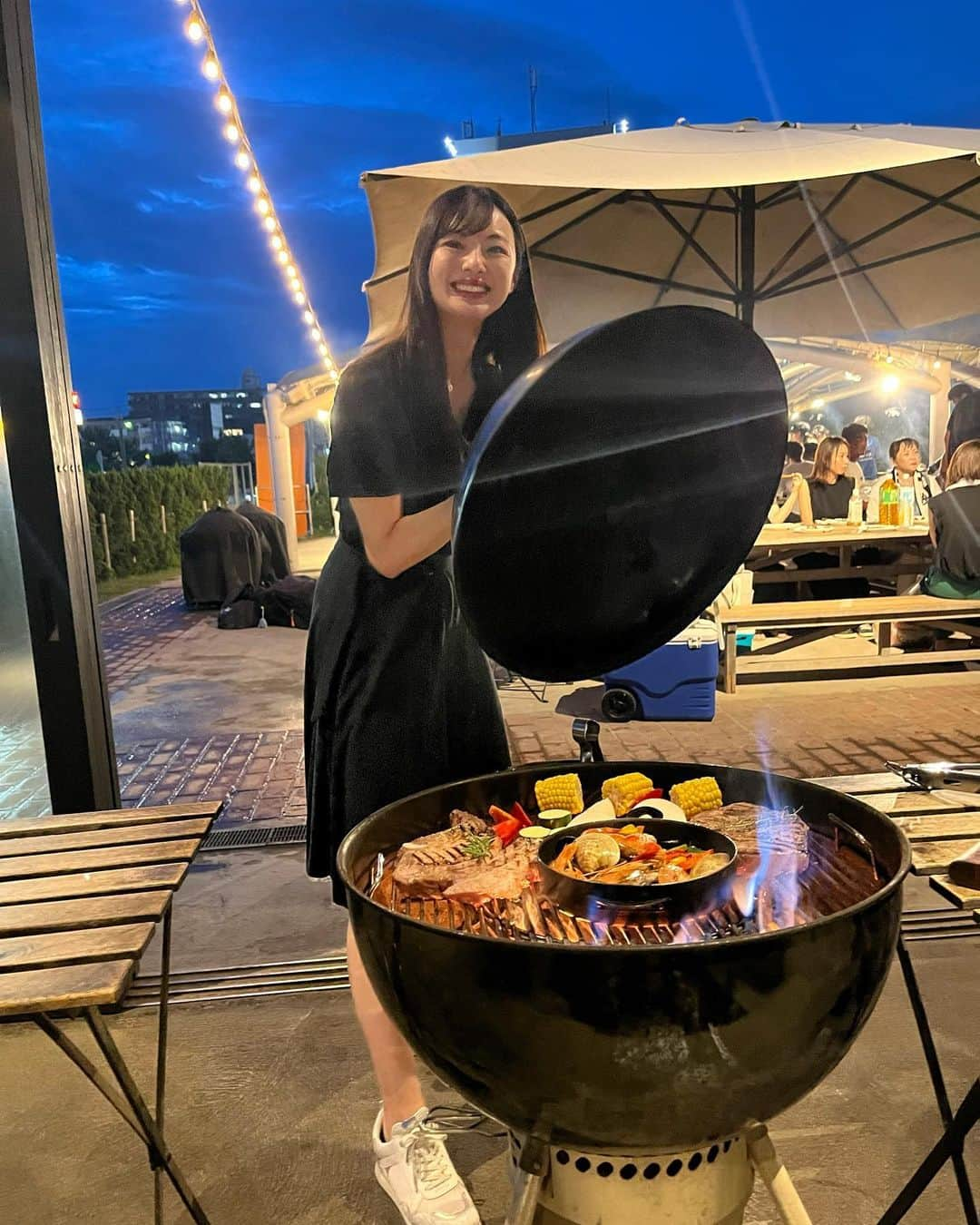 川村まりさんのインスタグラム写真 - (川村まりInstagram)「@zazaza.bbq でBBQしてきたよ！  大学生の頃からよく行くバーベキュー場やけど、こんな豪華なオシャレBBQができるなんて✨ みんなで焼いて、みんなで切って、みんなで食べるってほんと楽しいの極み… しかも手ぶらでいい…BBQの嫌いなとこは準備。笑 昼は暑いから、夜のBBQがいっちゃん好き。 明石海峡大橋のライトアップ綺麗やし🌉  楽しかったし、美味しすぎた〜💓」9月7日 18時48分 - marimari725