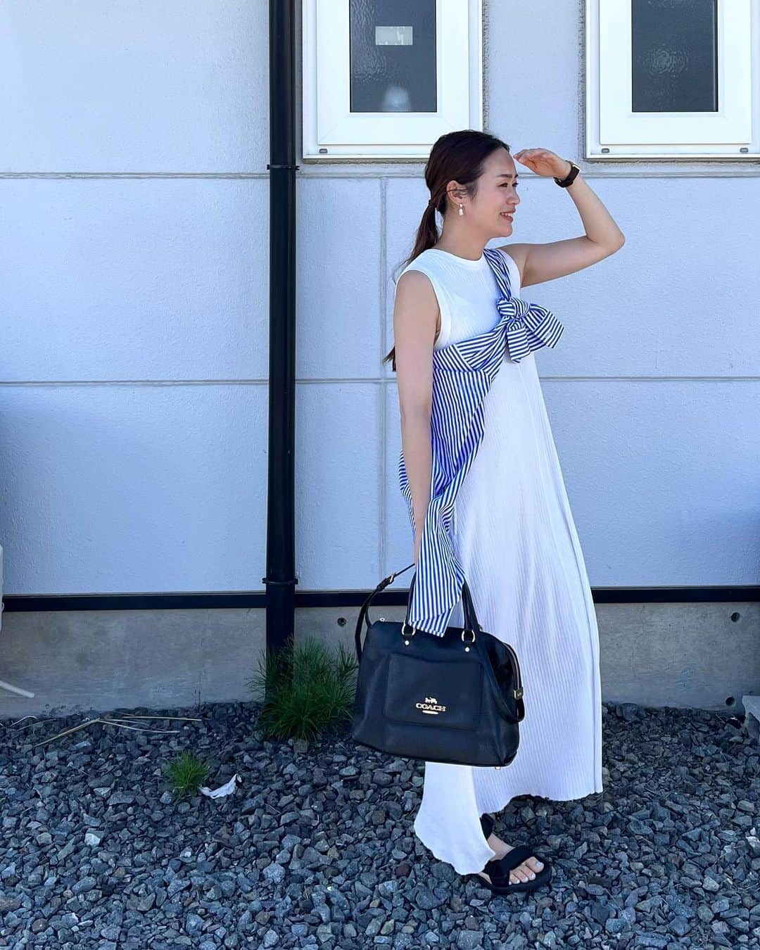 sayumi katoさんのインスタグラム写真 - (sayumi katoInstagram)「夏休みのレジャーコーデ！ この日は山中湖の水陸両用バスに乗ってきました🦛🚤 @yamanakako_kaba  ⁡ 光過敏症の私はこの服装にUVカット100%の帽子&日傘、サングラスで完全防備😎(6枚目写真にタグ付けもしておきます👐🏻) ⁡ バロックパールのピアスはカジュアルな服とも馴染みがよく、かつ上品な雰囲気が出るのでよくつけています☺️ ブルーレースアゲートのリングは新作！ 発売までもう少々お待ちくださいませ☺️🙏🏻🩵 ⁡ ⁡ @umejewelry_official  #jewerly_ume#ÜME#adametrope#ユーミー#ジュエリー#天然石リング#天然石ジュエリー#ママコーデ#大人カジュアル#シンプルコーデ#ブルーレースアゲートリング#アダムエロペ #レジャーコーデ#キレイめカジュアルコーデ#バロックパールピアス」9月7日 19時03分 - say_ume
