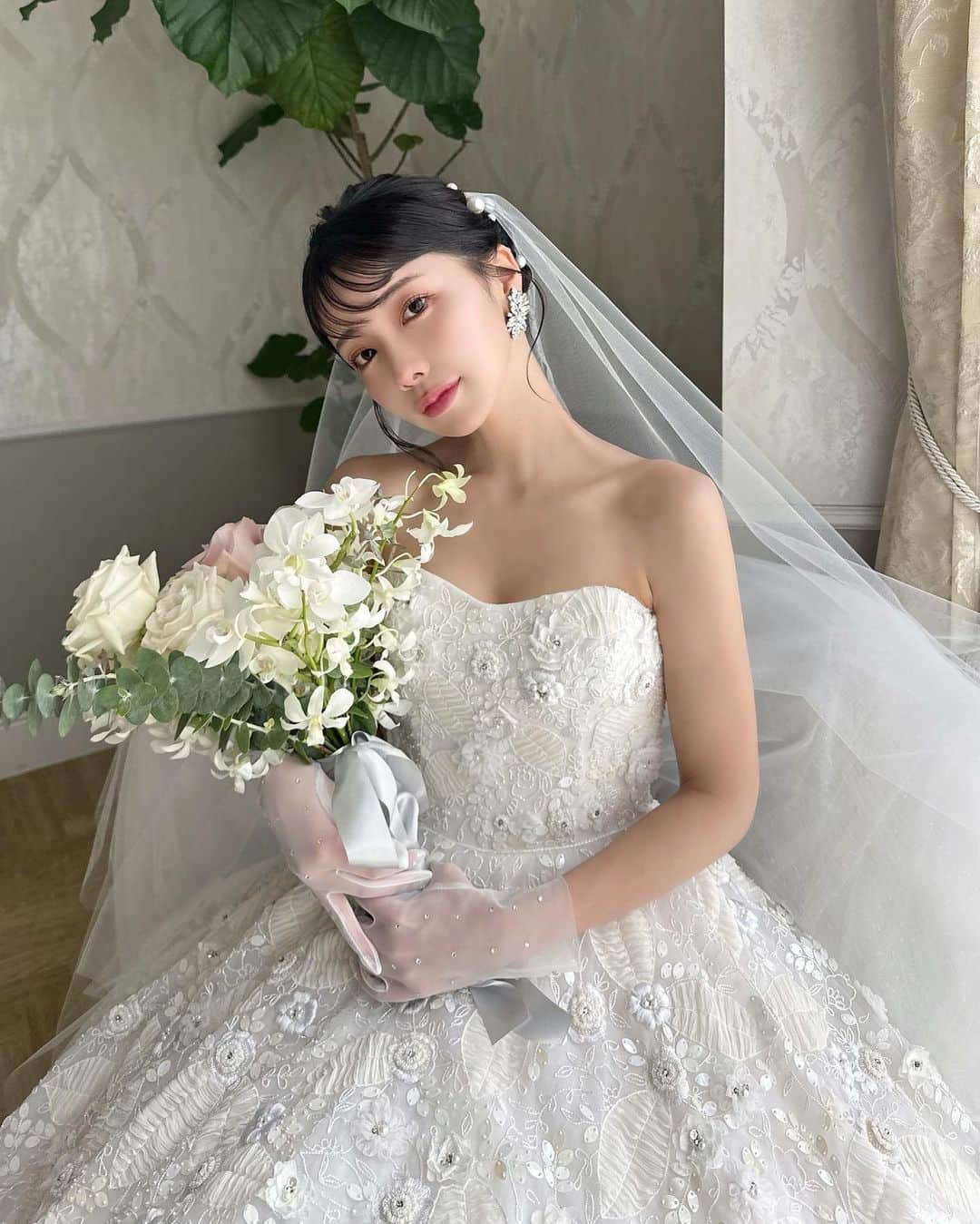 えみ姉のインスタグラム：「ㅤ ㅤ 結婚式投稿は一旦これで終わり💍 ㅤ ㅤ(また写真のデータきていい感じなのあったらのせるね笑) ㅤ ブライダルネイルは @nailist_mika ちゃんにお願いしたの🥹♡ キラキラでドレスとぴったりな爪で 最高にかわいかった〜。全部長さだししたよ！ ㅤ ㅤㅤ ベール以外の髪飾りはなんとSHEINなの。 (写真でつけてるグローブも。アクセは違うよん) ウェルカムスペースとか会場装飾用の 小物はほぼSHEINで揃えたよ。 SHEINすごい、、、まじでなんでもある。 ㅤ またなんかの動画で結婚式振り返るね！ 参考になる人がいればいいなん🦀 ㅤ ㅤ #結婚式 #ウエディングドレス #結婚式ヘアアレンジ #ブライダルネイル #ブライダルヘア #ブライダルアクセサリー #ウェルカムスペース #ウェルカムボード #卒花 #結婚式レポ」