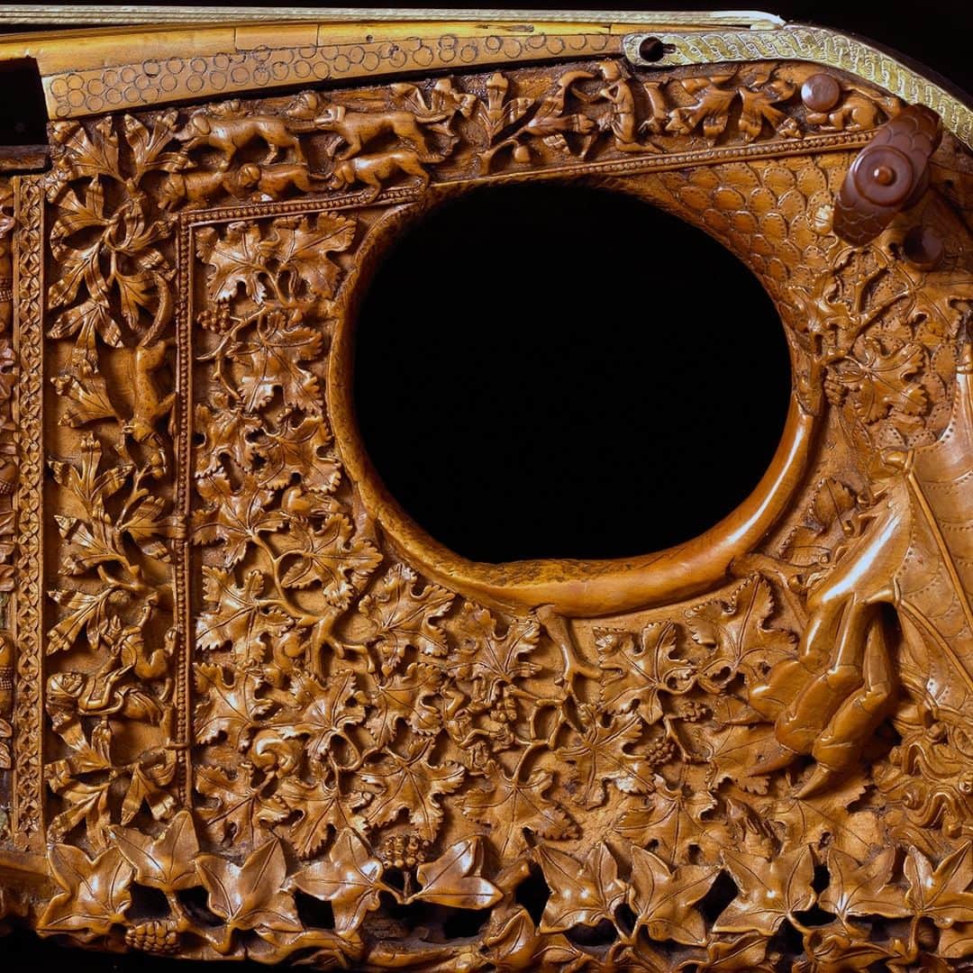 大英博物館さんのインスタグラム写真 - (大英博物館Instagram)「🎻 Intricately carved with fine detail, this instrument was originally made as a citole, the ancestor of the modern guitar 🎸  At around 700 years old, it is an incredibly rare example of an English musical instrument from the medieval period, and dates to between 1280–1330.   In the late 1500s it was converted into a violin, and a silver plate on the peg box is engraved with the arms of Queen Elizabeth I and her favourite, Robert Dudley, Earl of Leicester.   👑 Queen Elizabeth I of England was born #OnThisDay in 1533.  👉 Swipe through to marvel at the finely carved scenes of huntsmen, animals, flowers and foliage.  🐉 See if you can also spot the dragon hiding in these elegant engravings!  🏛 See this citole on display in Room 40 of the Museum, the Sir Paul and Lady Ruddock Gallery of Medieval Europe, 1050–1500.  🔎 Citole engraved with the arms of Queen Elizabeth I. Wood silver and gold, from England, around 1280–1330.   #BritishMuseum #QueenElizabeth #Tudor #Citole」9月7日 19時00分 - britishmuseum
