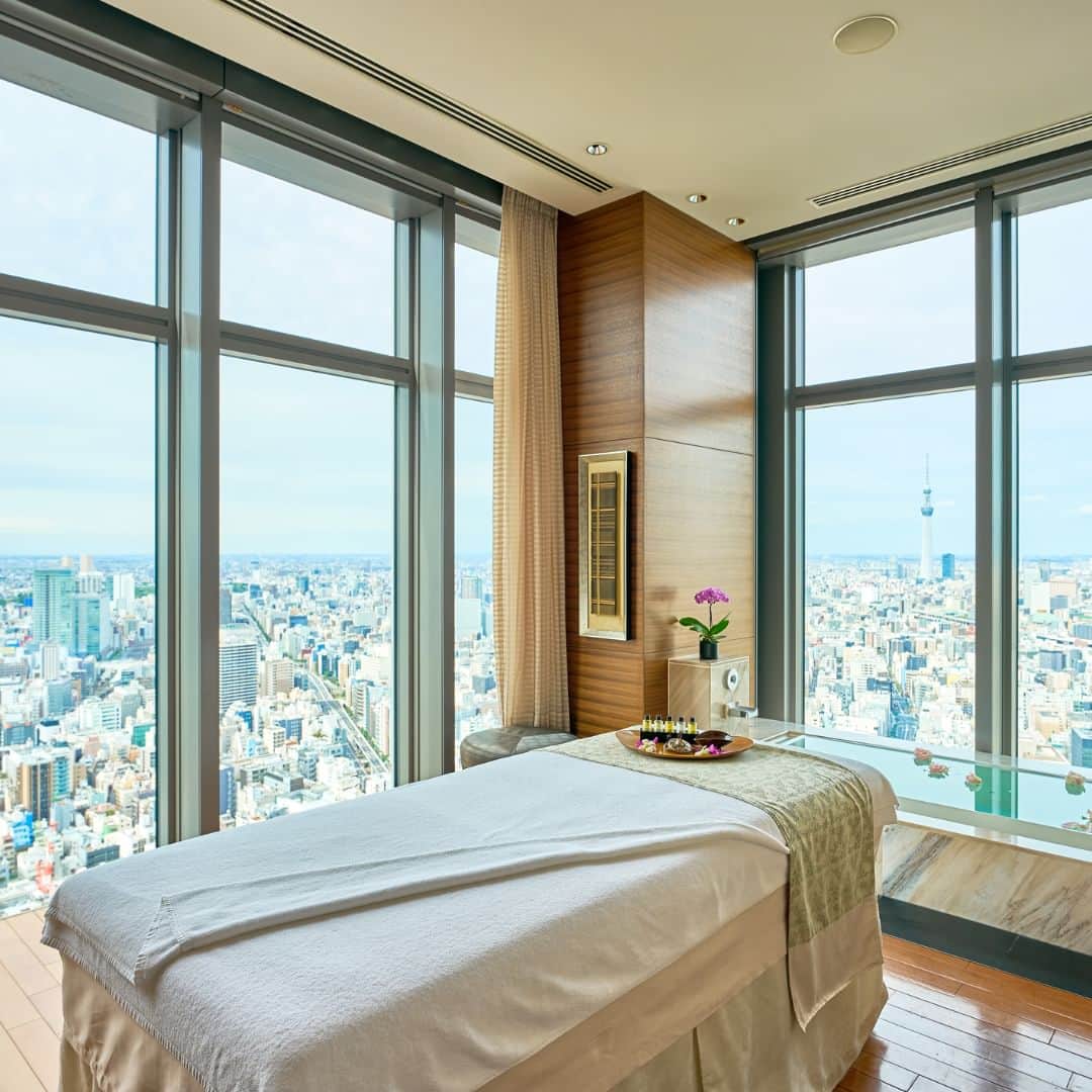 Mandarin Oriental, Tokyoさんのインスタグラム写真 - (Mandarin Oriental, TokyoInstagram)「Relax and rejuvenate with an exceptional treatment experience that will bring you tranquility and calmness, following a good basking in the sun's warm embrace throughout the summer season.  夏の照りつける日差しを浴びた後は、静けさと安らぎに満ちた空間で、卓越したトリートメントとともに癒しのひと時をお過ごしください。 … Mandarin Oriental, Tokyo @mo_tokyo  #MandarinOrientalTokyo #MOtokyo #ImAFan #MandarinOriental #Nihonbashi #thespaatmandarinorientaltokyo  #マンダリンオリエンタル #マンダリンオリエンタル東京 #東京ホテル #日本橋 #日本橋ホテル #ザスパアットマンダリンオリエンタル東京」9月7日 19時00分 - mo_tokyo