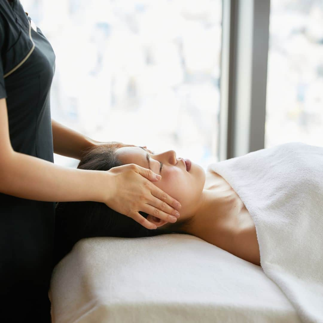 Mandarin Oriental, Tokyoのインスタグラム：「Relax and rejuvenate with an exceptional treatment experience that will bring you tranquility and calmness, following a good basking in the sun's warm embrace throughout the summer season.  夏の照りつける日差しを浴びた後は、静けさと安らぎに満ちた空間で、卓越したトリートメントとともに癒しのひと時をお過ごしください。 … Mandarin Oriental, Tokyo @mo_tokyo  #MandarinOrientalTokyo #MOtokyo #ImAFan #MandarinOriental #Nihonbashi #thespaatmandarinorientaltokyo  #マンダリンオリエンタル #マンダリンオリエンタル東京 #東京ホテル #日本橋 #日本橋ホテル #ザスパアットマンダリンオリエンタル東京」