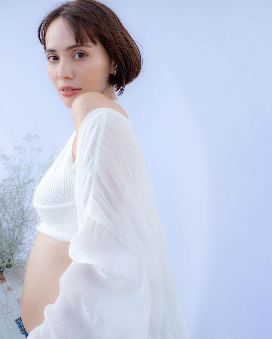のインスタグラム：「Happy News🌼  昨年パートナーと入籍し、 お腹の中に赤ちゃんを授かりました👶🤍 現在は安定期にも入って、日々穏やかに過ごしています。  MOMMY NINAもバリバリ頑張りますので、 応援よろしくおねがいします❤️‍🔥」