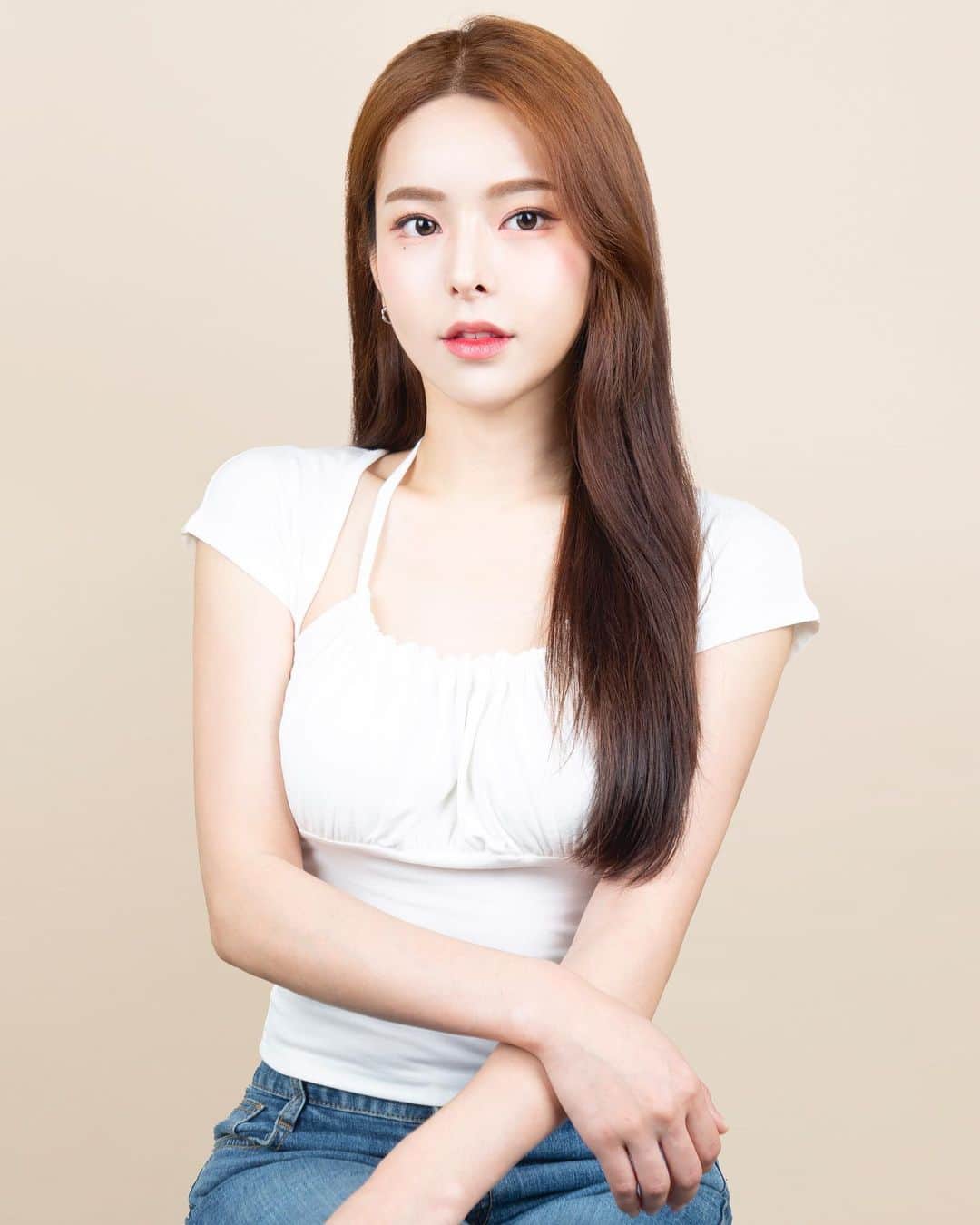 ダユンのインスタグラム：「유투브 겟레디윗미로 증명사진 찍으러 갔을 때  세상 도도한 척 해봤는데 어떤가요링...🧏🏻‍♀️  @photocyan.official   각목 다윤 사진 하나하나 코치 해주시고  예쁘게 잘 찍어주셔서 감사합니당 💛   옆에서 포토샵 이거 해달라 인형처럼 만들어달라 요청도 많았는데 금손으로 다 하나하나 들어주심 🫶🏻」