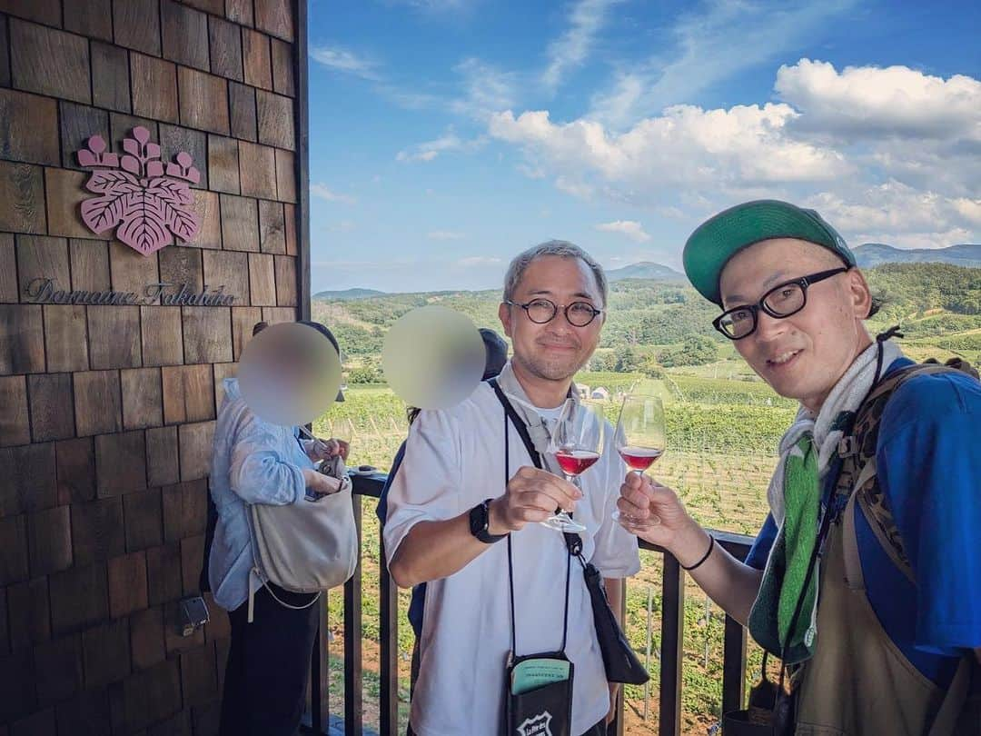 ひぐち君さんのインスタグラム写真 - (ひぐち君Instagram)「「La Fête des Vignerons à YOICHI 2023」🌿🌿  ナナツモリ全体を眺められる展望台🔭🔭 「O-Lie」チョコが販売されていました🍫🍫  Domaine Takahiko 「Yoichi Nobori Passetoutgrain 2021」🍷 「Nana-Thu-Mori Pinot Noir 2021」🍷 「Yoichi Nobori O-Lie 2021」🍷 「Nana-Thu-Mori Blanc de Noir 2021」🍷  #ドメーヌタカヒコ  #lafêtedesvigneronsàyoichi  #ラフェトデヴィニュロンアヨイチ  #農園開放祭 #余市ラフェト #ラフェト #ラフェト2023 #余市町ふるさと納税  #北海道 #余市町 #登町  #日本ワイン 🇯🇵 #japanesewine #vinjaponais  #일본와인 #日本葡萄酒  #wine #vin #vino #wein #vinho #와인 #葡萄酒  #wineexpert  #tokyo 🗼 #余市町ワイン大使 ⭐️ #北海道新聞 📰 https://www.hokkaido-np.co.jp/article/898863/ #髭男爵ひぐち君の語る日本ワインサロン 📚 https://amzn.to/3DBTsSl #オンラインサロン #ひぐち君の日本ワイン会 💻 https://bit.ly/2KJ9DQy」9月7日 18時55分 - higehiguchi