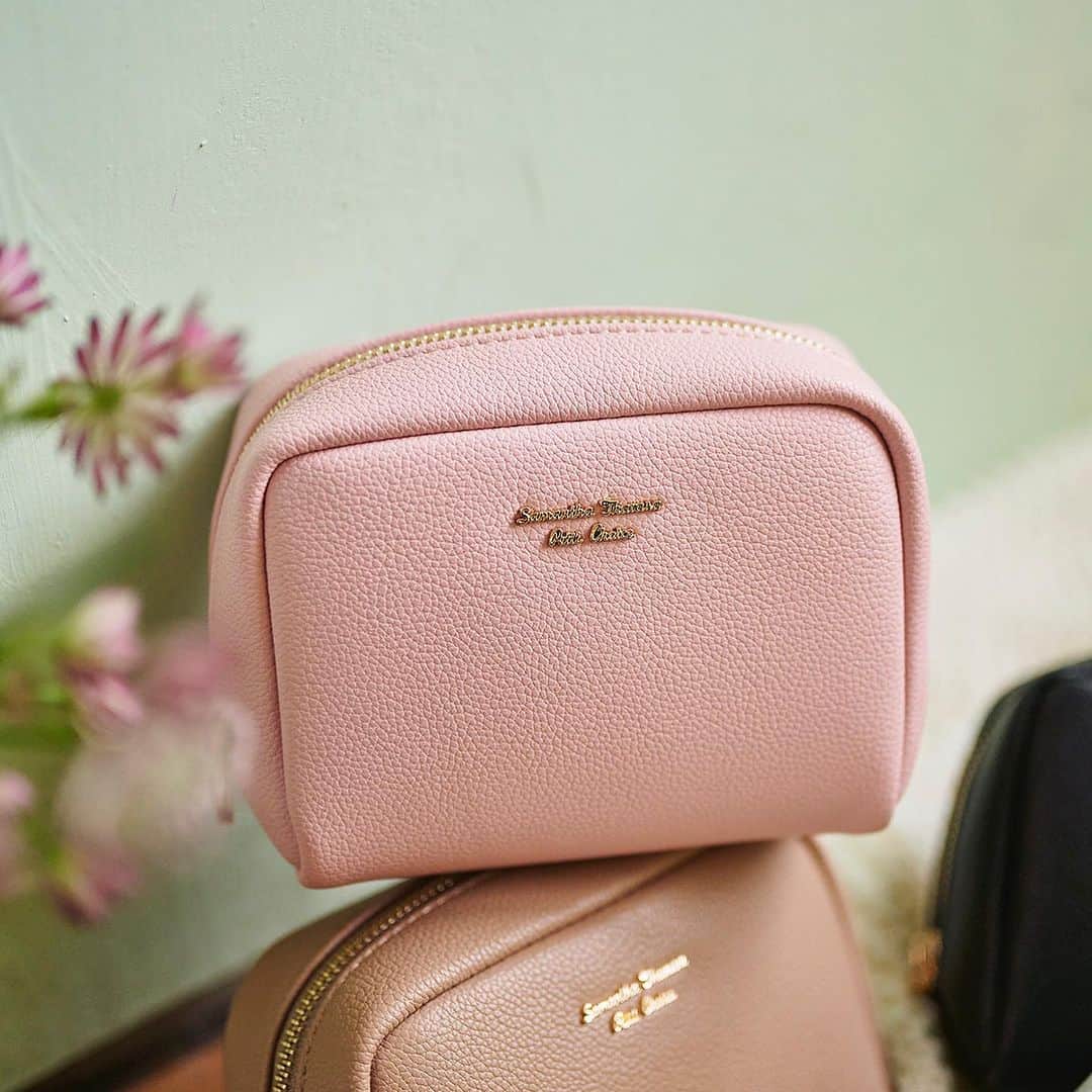 のインスタグラム：「. Simple Pouch ┈┈┈┈┈┈┈┈┈┈┈┈┈  上品なカラーでシンプルながら高級感溢れる、 コロンとしたフォルムが可愛らしいポーチ💗  細かいアイテムの仕分けが出来る内側ポケット付き。 マスカラやアイライナーなども入るサイズで、 メイクポーチとしても使いやすいサイズ感💄♡  ┈┈┈┈┈┈┈┈┈┈┈┈┈ ¥6,600 pink/black/beige/mint  #サマンサタバサプチチョイス  #samanthathavasapetitchoice  #ポーチ　#メイクポーチ  #ギフト #ギフトにおすすめ」