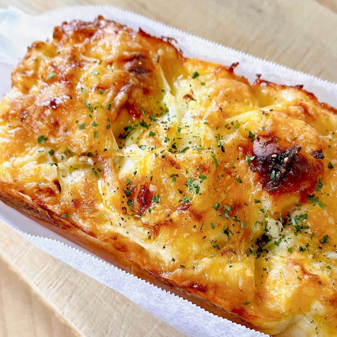 のインスタグラム：「オニオンチーズブレッドを焼きました！(お店で…)  秋の新作の、試作です。 お店のアカウントに載せると、まだ試作なのに買いに来てくださるお客様もいらっしゃったりするので😅💦  休憩の時に店長と一緒にむいーんとちぎって食べました🤤🧀 商品化してもらえるといいなぁ。」