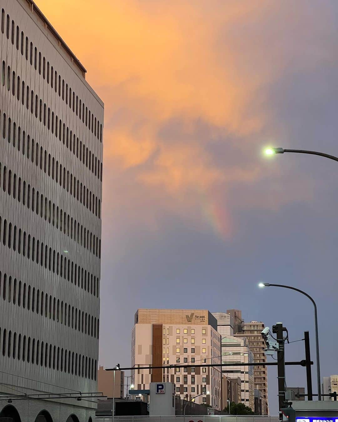宇野薫のインスタグラム：「UNORUN  #夕方のみなとみらい  🌈が見えました‼️」