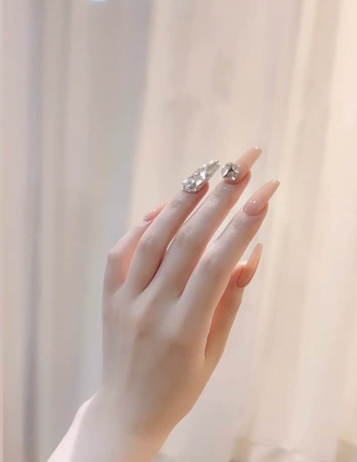 峰叶子のインスタグラム：「手が白くて綺麗に見える🫶 ありがとうございます🫶  ネイルのお姉さん @tel115」