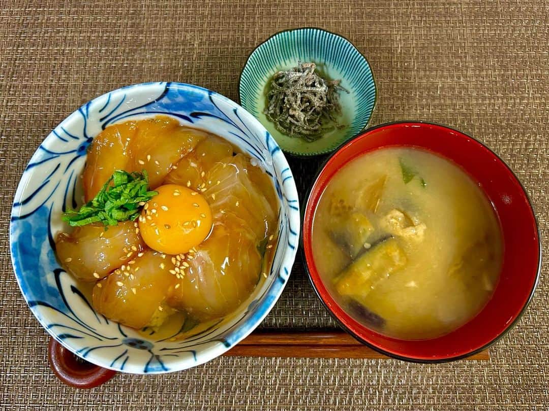 阪本智子のインスタグラム：「🍳♡  釣った真鯛の漬け丼🍚  お好みで塩昆布をどうぞ😊  ️📝材料  ・真鯛(刺身にしたもの) ・醤油:味醂:酒:砂糖=３:２:１:0.5 砂糖はなくても良いけど、我が家は甘めが好きなので入れています♪ ・すり胡麻 お好みの量  ①全部混ぜて冷蔵庫で寝かせる ②味がしみたらお皿に盛り付けて、真ん中に黄身を落とし、いりごまと大葉のみじん切りをのせたら完成！ このレシピ色んな魚で使えるよ🐟  "②"長いね🤣笑  #真鯛釣り #真鯛レシピ #漬け丼 #釣り魚 #釣り魚料理 #阪本智子 #おひるごはん」