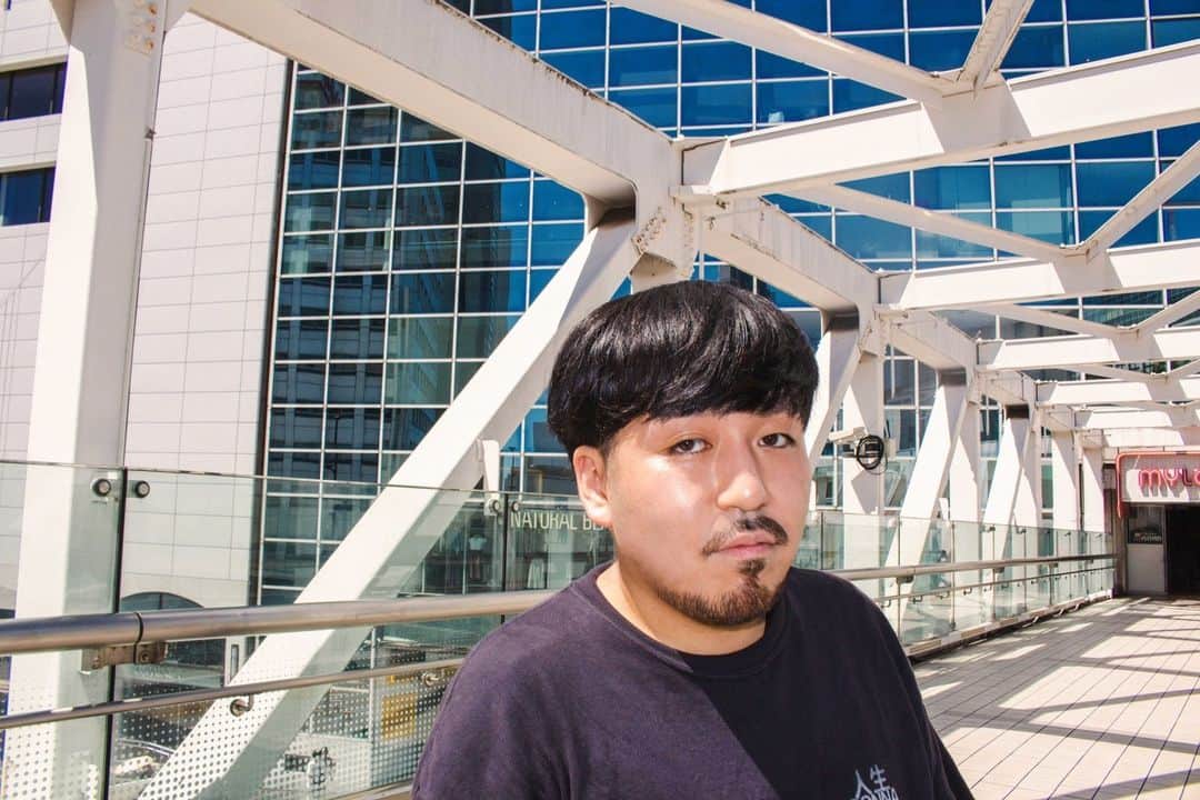 Block.fmのインスタグラム：「インタビュー | TREKKIE TRAXのandrewが語る11年ぶりのEPと音楽性の変容。「理想郷を求めて」⁠ ⁠ TREKKIE TRAXの主宰の一人である @andrew_aez が『Blueprint for The New Paradise EP』 をリリース。彼の音楽遍歴やライフスタイルに迫った2万字を超えるロングインタビュー。⁠ ⁠ 🖋️ 志磨 雅人 @519ma_9⁠ 📷️ なかむらみなみ @namcooooo⁠ ⁠ 記事はプロフィール→Linkin.bioから👀」