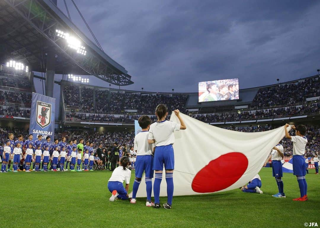 日本サッカー協会さんのインスタグラム写真 - (日本サッカー協会Instagram)「. // あこがれの選手を 間近で見られるチャンス👀 \\  10.13(金)デンカビッグスワンスタジアムで行われる『MIZUHO BLUE DREAM MATCH 2023』にて、「JFAユースプログラム」を実施します✨  参加者と保護者1名の観戦チケット付き🎟 たくさんのご応募お待ちしております！  応募はこちらから⏬ https://www.jfa.jp/samuraiblue/20231013/youth_programme.html  🔹プログラム内容🔹  🤝プレーヤーズエスコートキッズ 【対象】小学1年生～3年生 💬たくさんのお客さんが見守る中、あこがれの選手たちと手をつないでピッチに入場します。  🤝レフェリーエスコートキッズ 【対象】小学4年生～6年生 💬ルールに基づいて、選手と一緒にサッカーの試合を作るレフェリーをエスコートします。  🚩ナショナルフラッグベアラー 【対象】小学4年生～中学生 💬試合前に選手を先導してピッチに入場する国旗を運びます。  💙リスペクトフラッグベアラー 💬ピッチにリスペクトフラッグを運び、選手が入場するピッチに花を添えます。  📸プレスキッズ 【対象】小学1年～6年生 💬試合会場で取材記者・カメラマンのお仕事を体験し、サッカーの記事がどのように作られているか学べます。  #夢への勇気を #jfa #daihyo #SAMURAIBLUE #サッカー日本代表 #サッカー #soccer #football #⚽」9月7日 19時01分 - japanfootballassociation