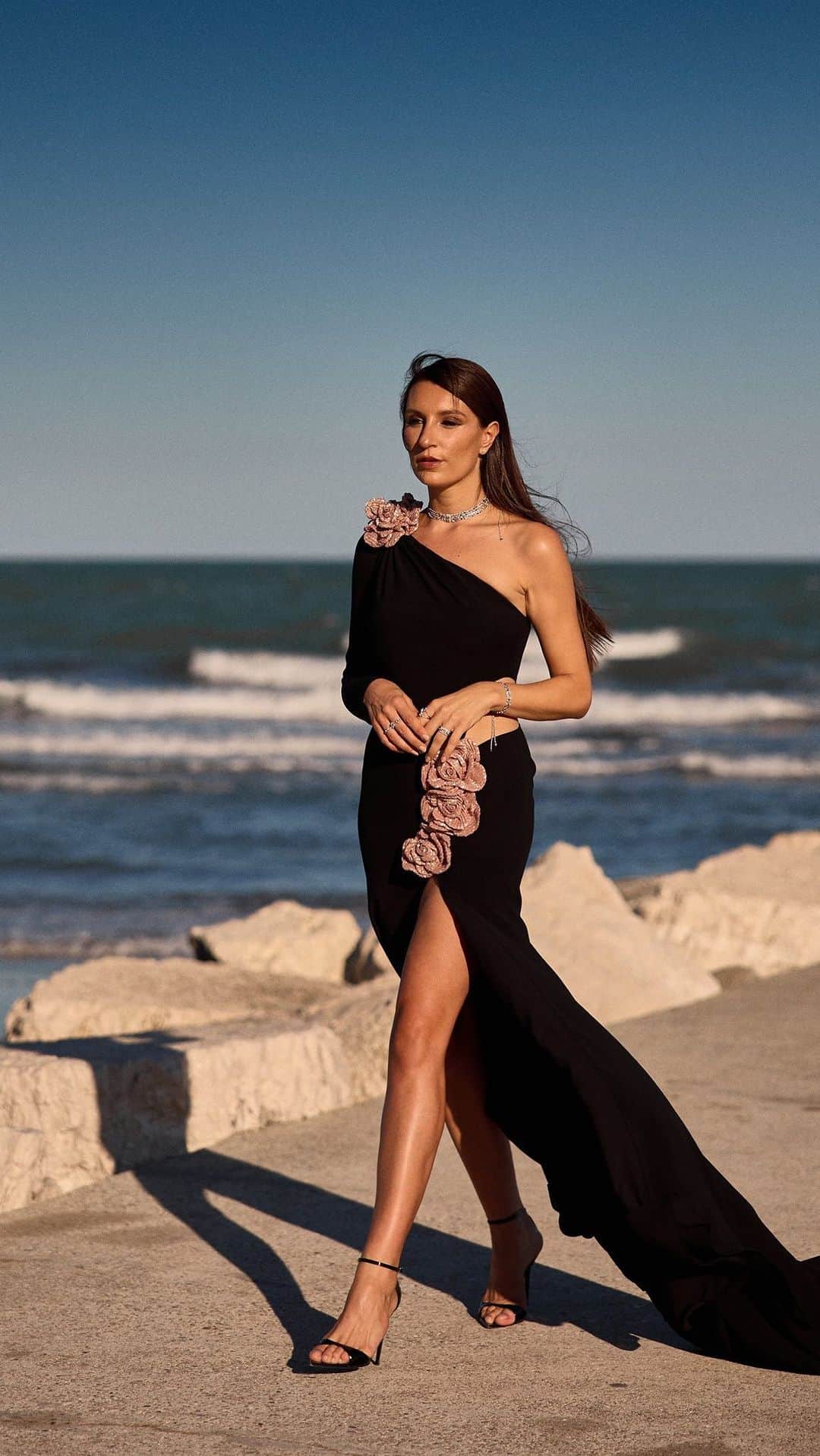 Pronoviasさんのインスタグラム動画 - (PronoviasInstagram)「The making of the dress