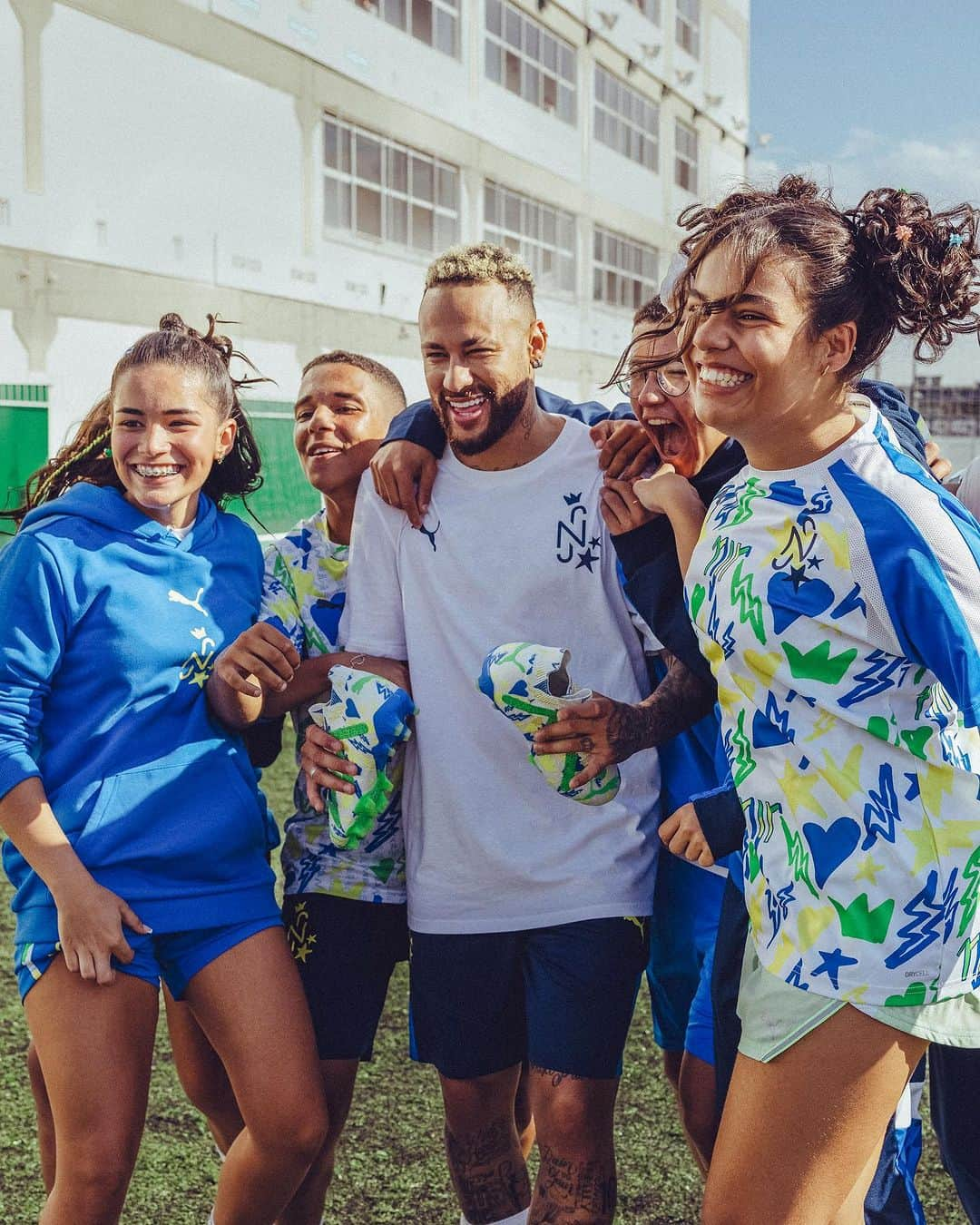 ネイマールのインスタグラム：「Instituto Neymar Jr, a home for future ballers ✋😜🤚 The Neymar Jr Instituto collection, available now on PUMA.com. ————- Instituto Neymar Jr., a casa dos futuros craques ✋😜🤚」