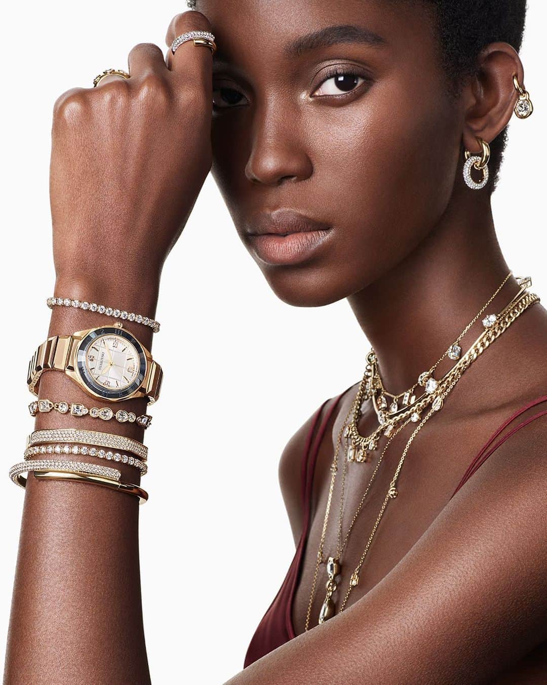 SWAROVSKIさんのインスタグラム写真 - (SWAROVSKIInstagram)「Live luxuriously with the rich warmth of gold toned collections. Blending the industrially inspired with soft organic shapes to tailor the tone to your style.   #CrystalMetamorphosis  #Swarovski​」9月7日 19時03分 - swarovski