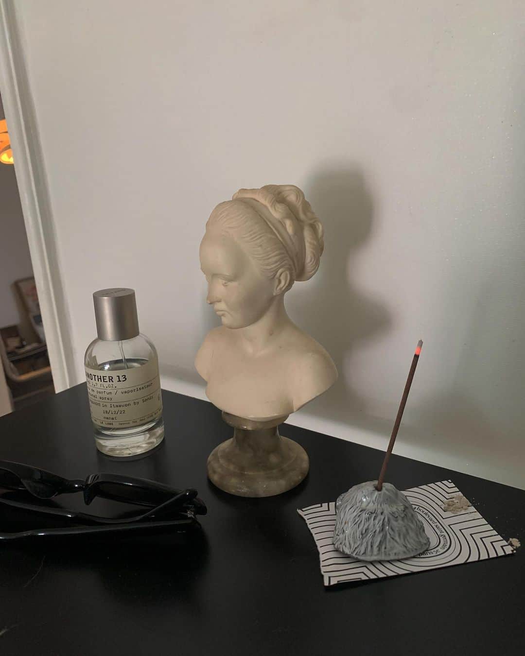 nanaのインスタグラム：「내가 가장 많이 머무는곳.  앞으로 좋은곳에만 걸치것 같은 나흐나흐.  결국 먹고자고일하는  나의 공간에서 귀여운 아이와  이번 가을 나흐나흐도  같이 즐겨봐요 누가누가 더 예쁘게 입나🖤」